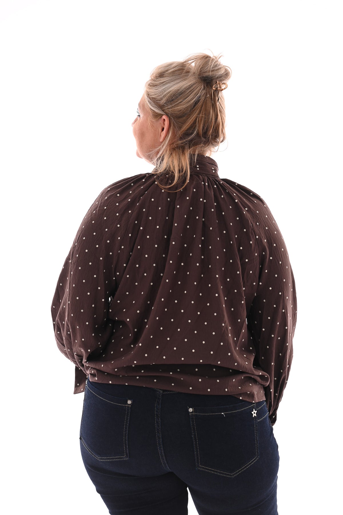 Blouse kleine dots met strik bruin