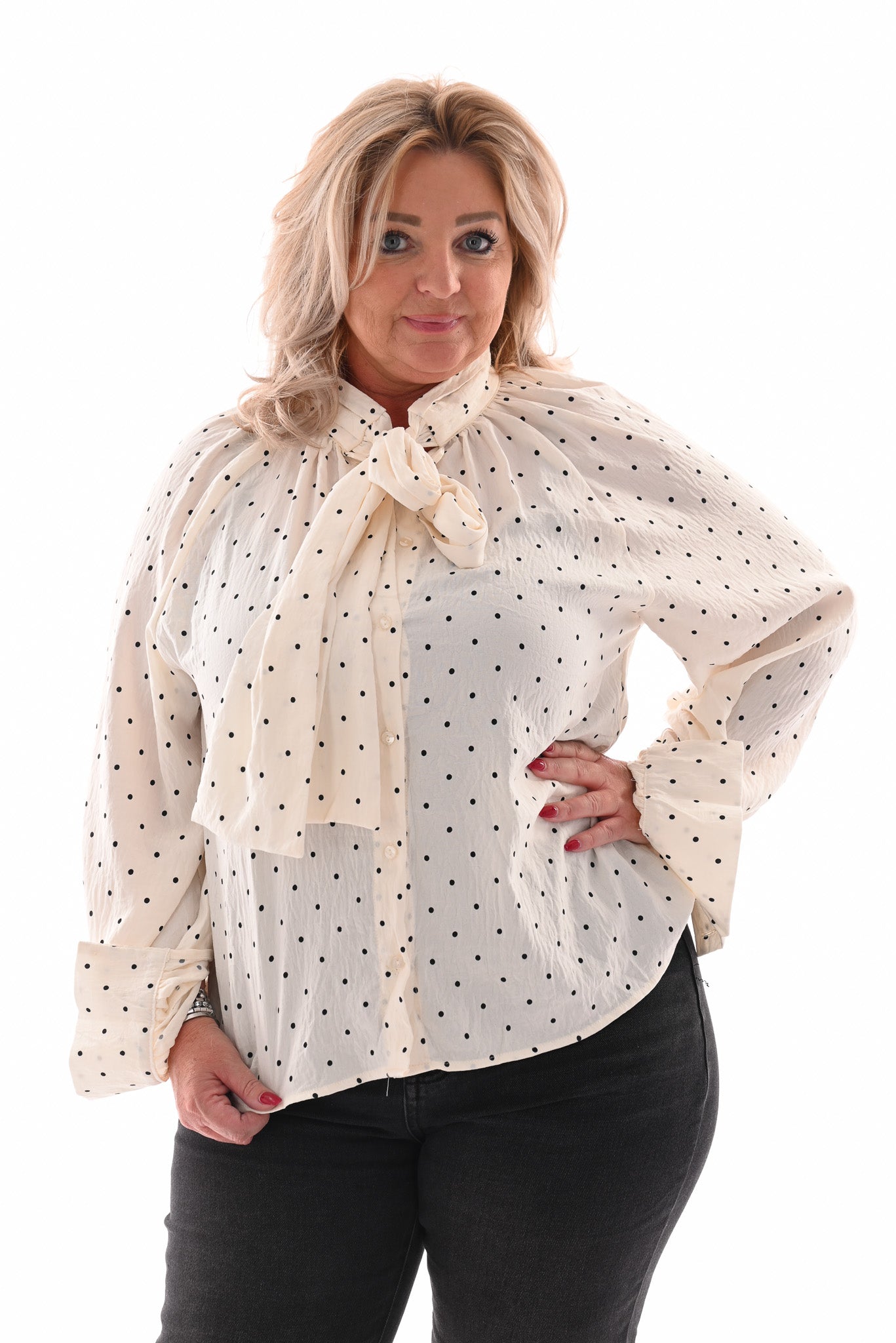 Blouse kleine dots met strik roomwit