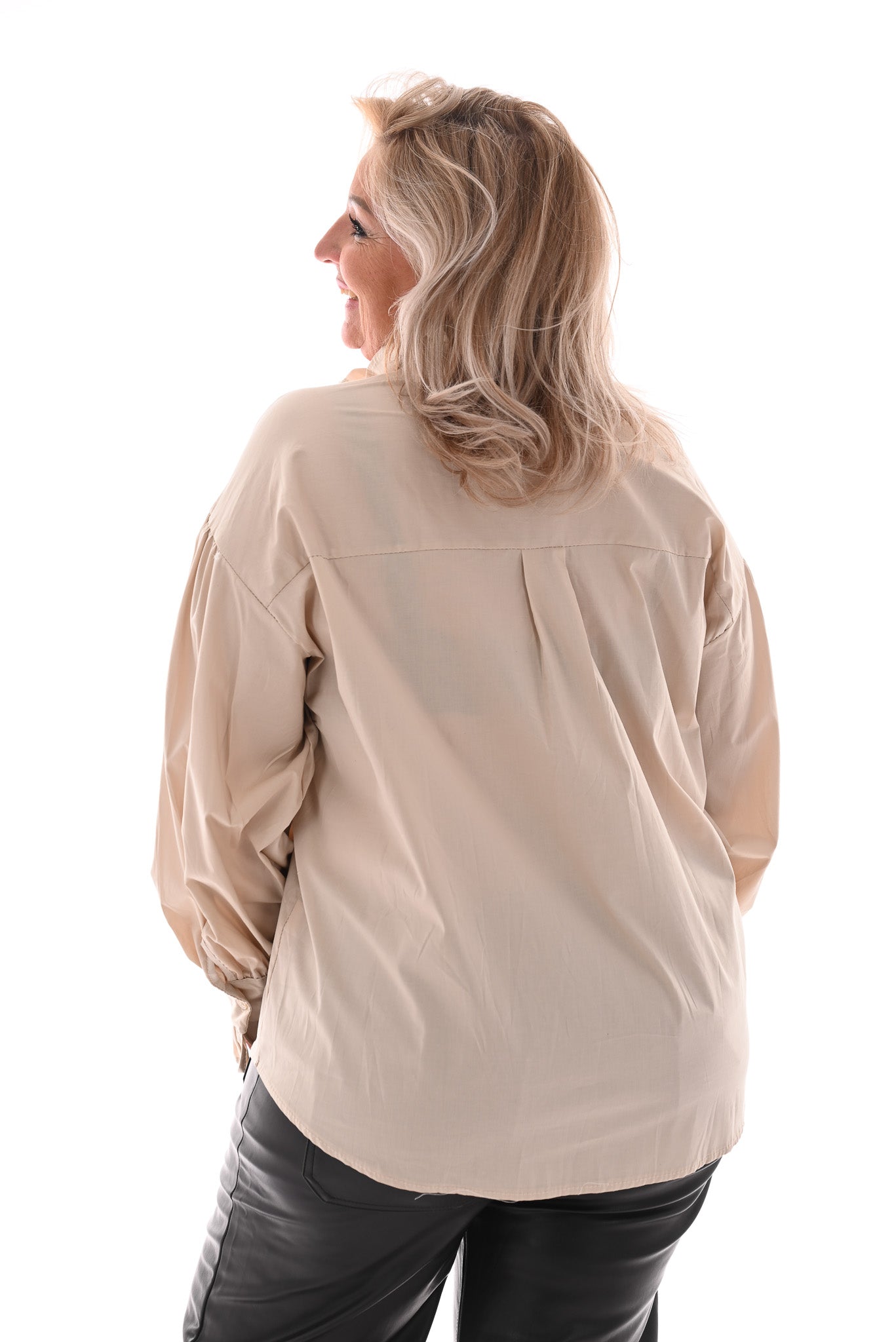 Blouse met roezelkraag beige