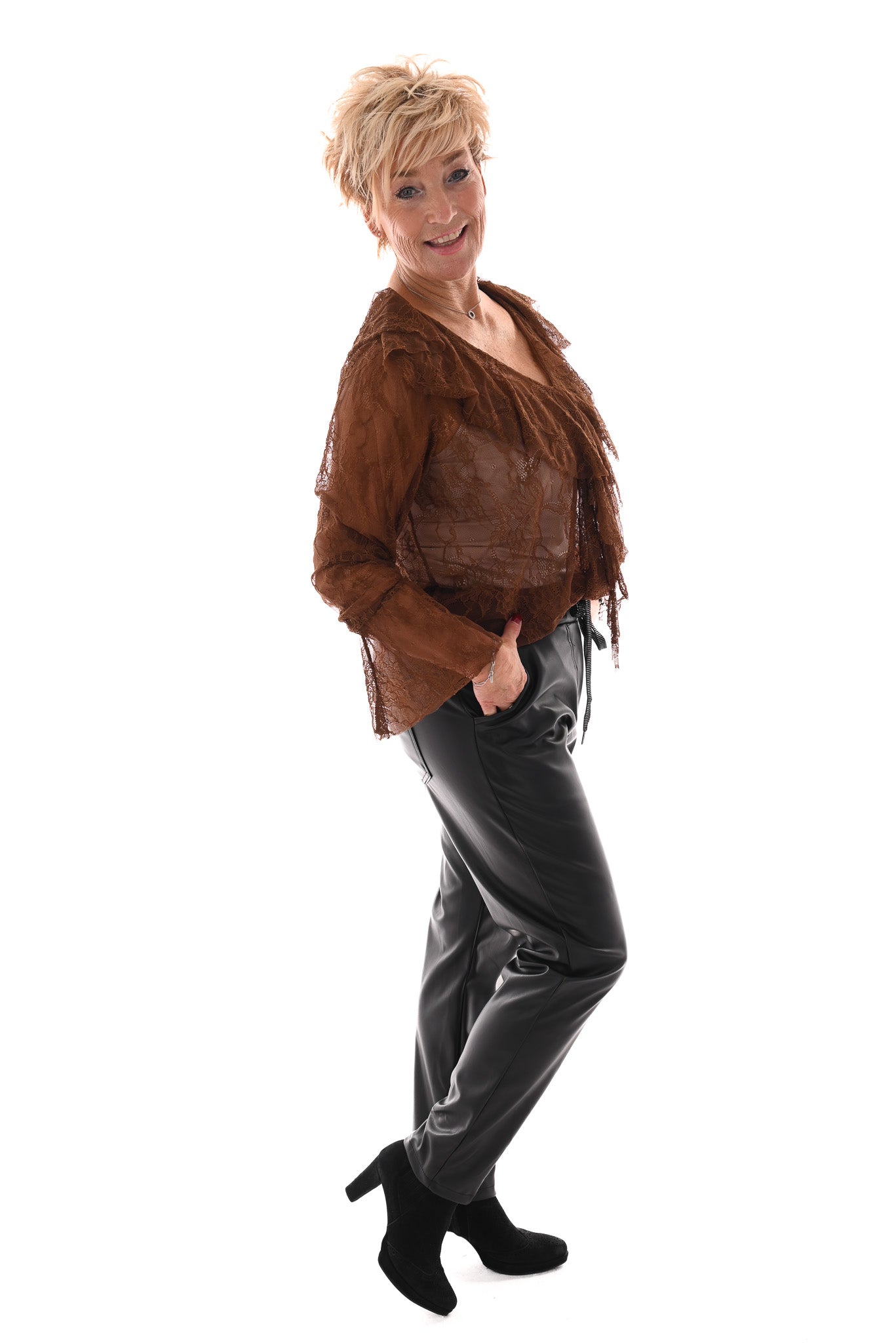 Kanten top roezel v-hals en trompetmouwen camel