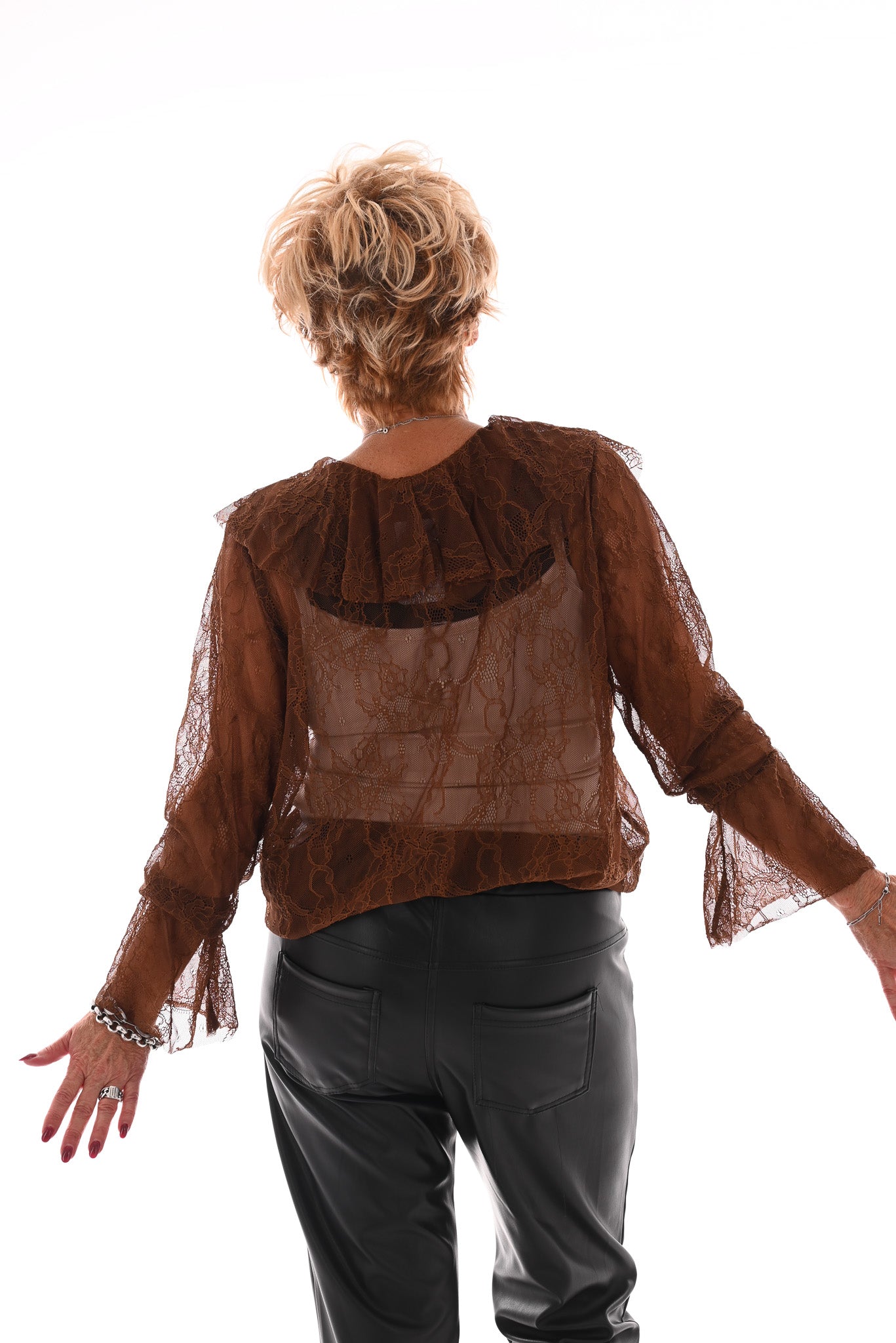 Kanten top roezel v-hals en trompetmouwen camel