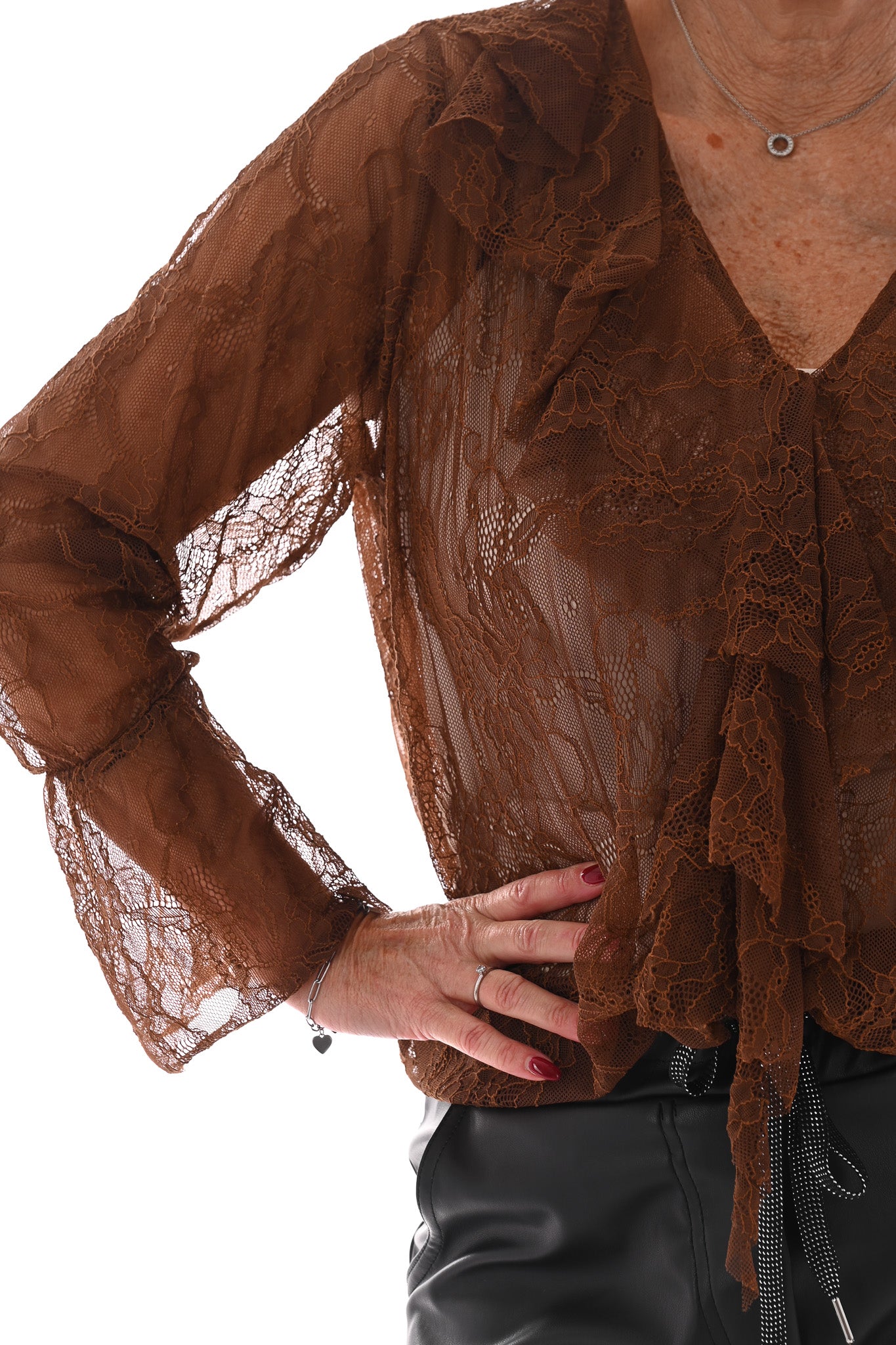 Kanten top roezel v-hals en trompetmouwen camel