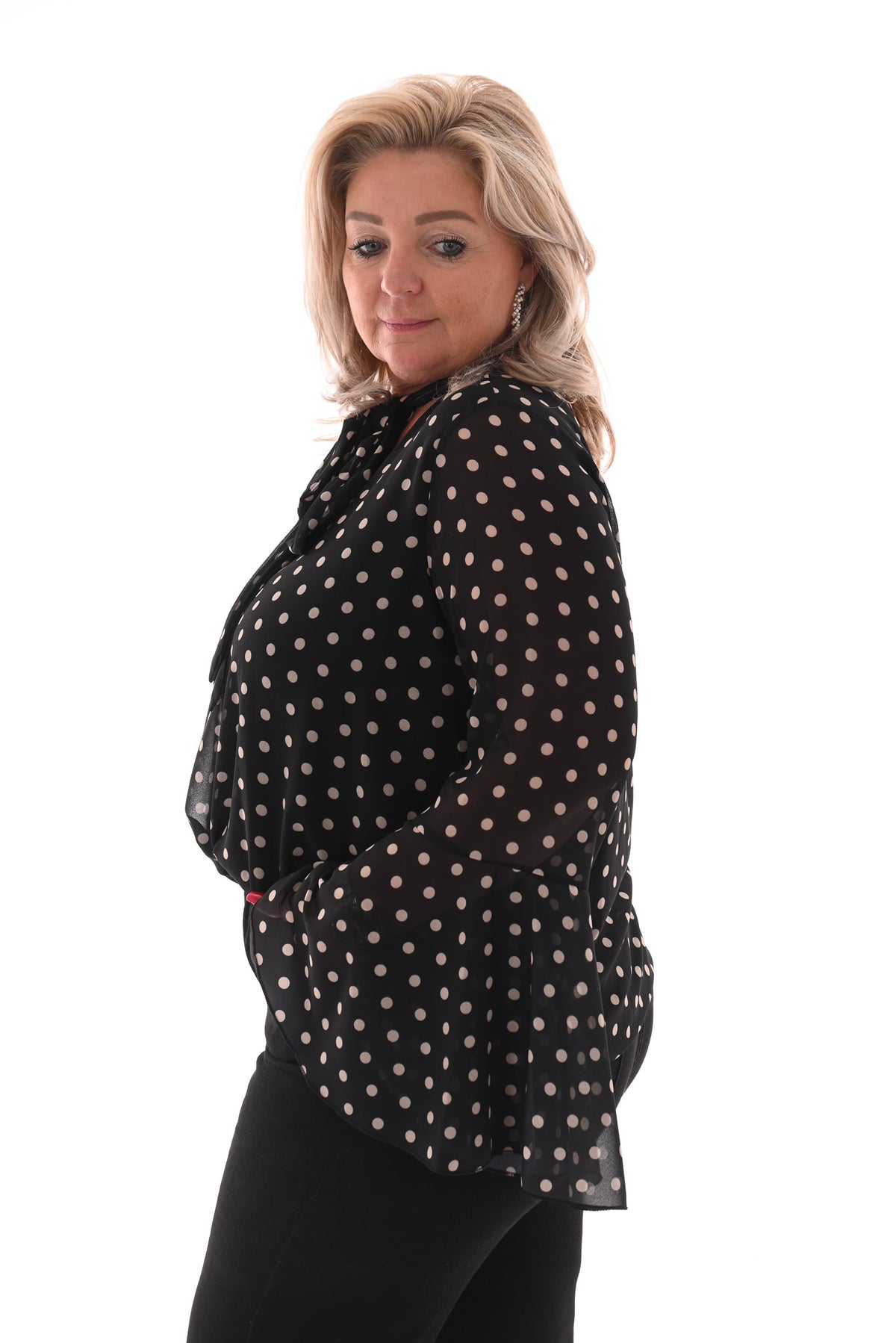 Top dots met strik en trompetmouwen zwart