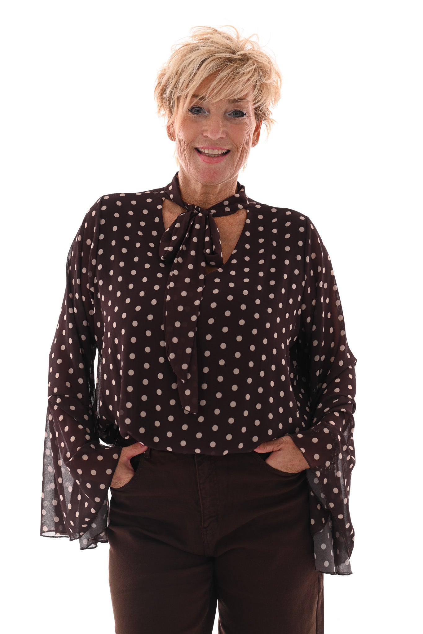 Top dots met strik en trompetmouwen bruin