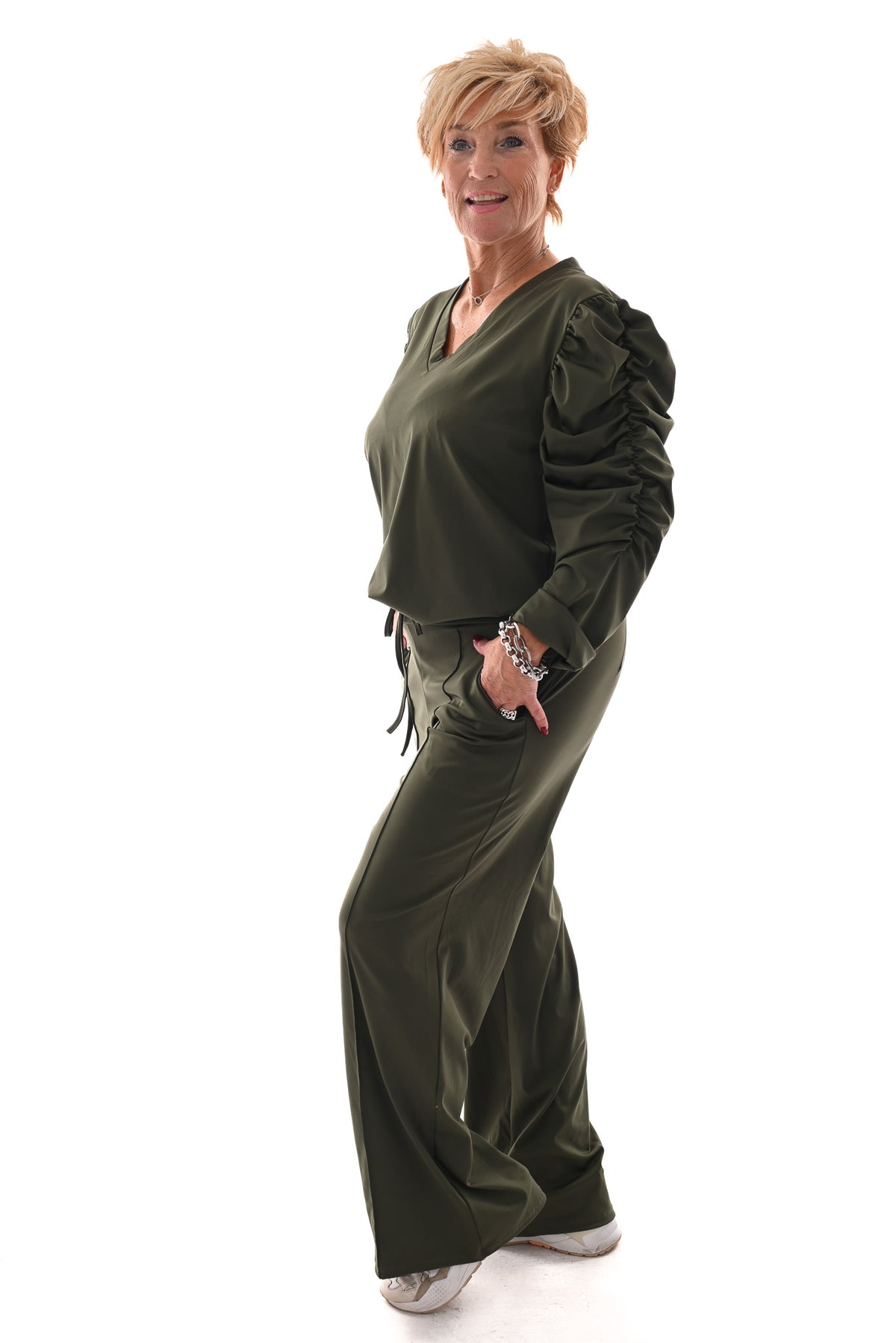 Tweedelig pak gedrapeerde mouwen uni legergroen