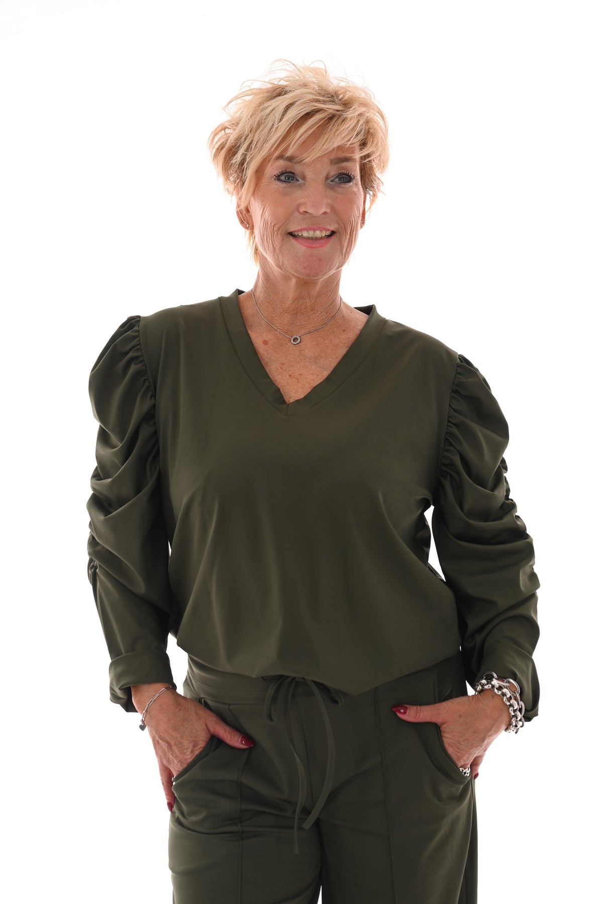 Tweedelig pak gedrapeerde mouwen uni legergroen