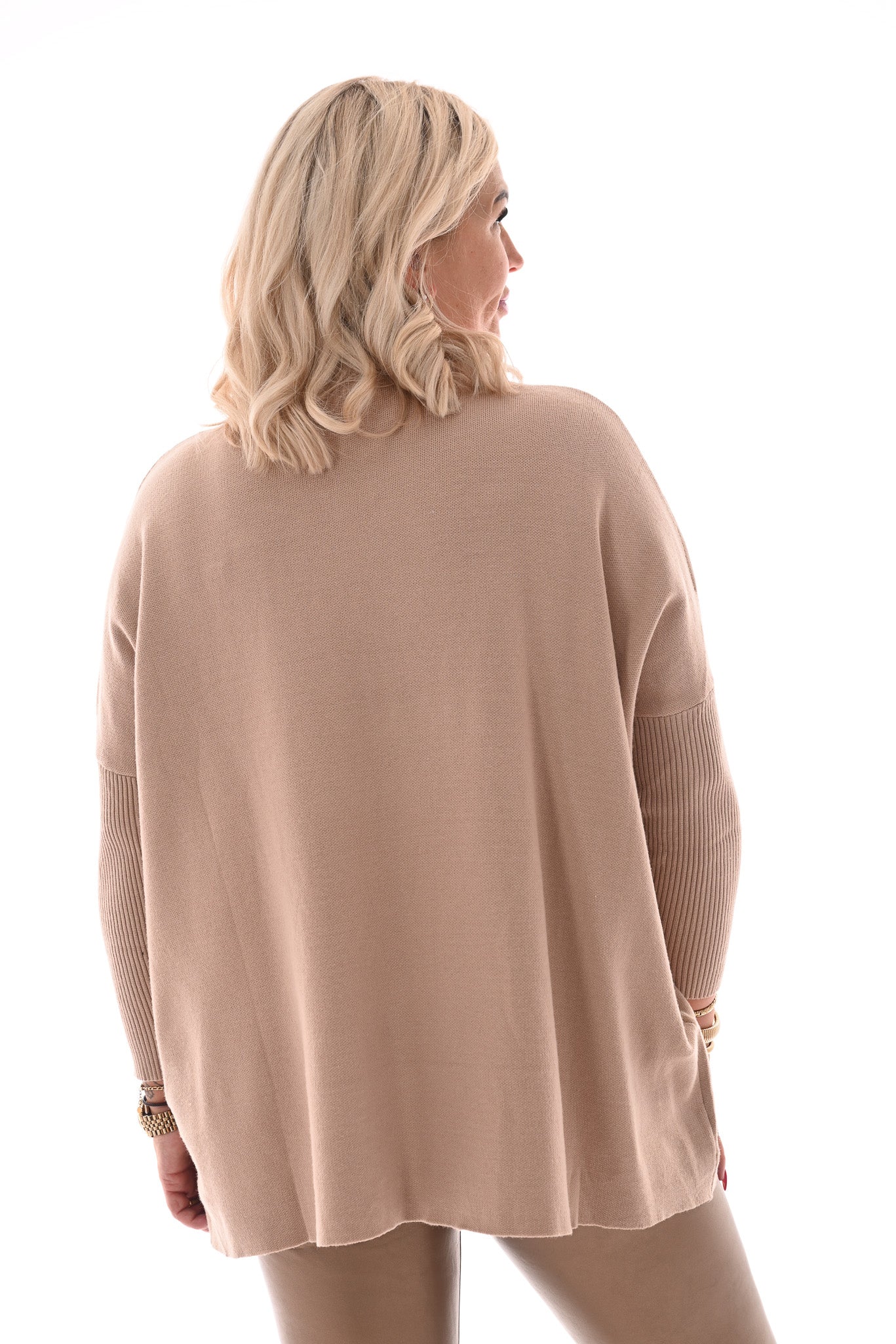 Trui opstaande kraag met strass steentjes camel