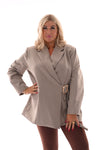 Oversized blazer met gouden gesp schuin taupe