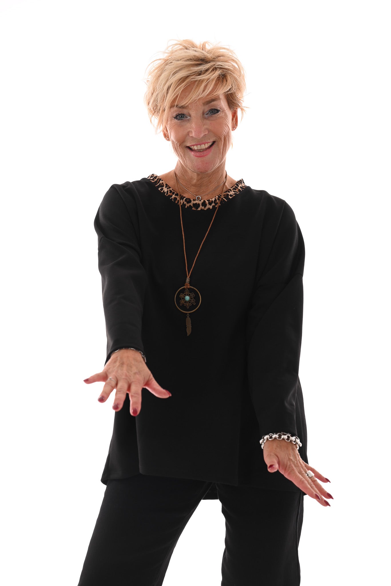 Sweater ronde panterhals met ketting zwart