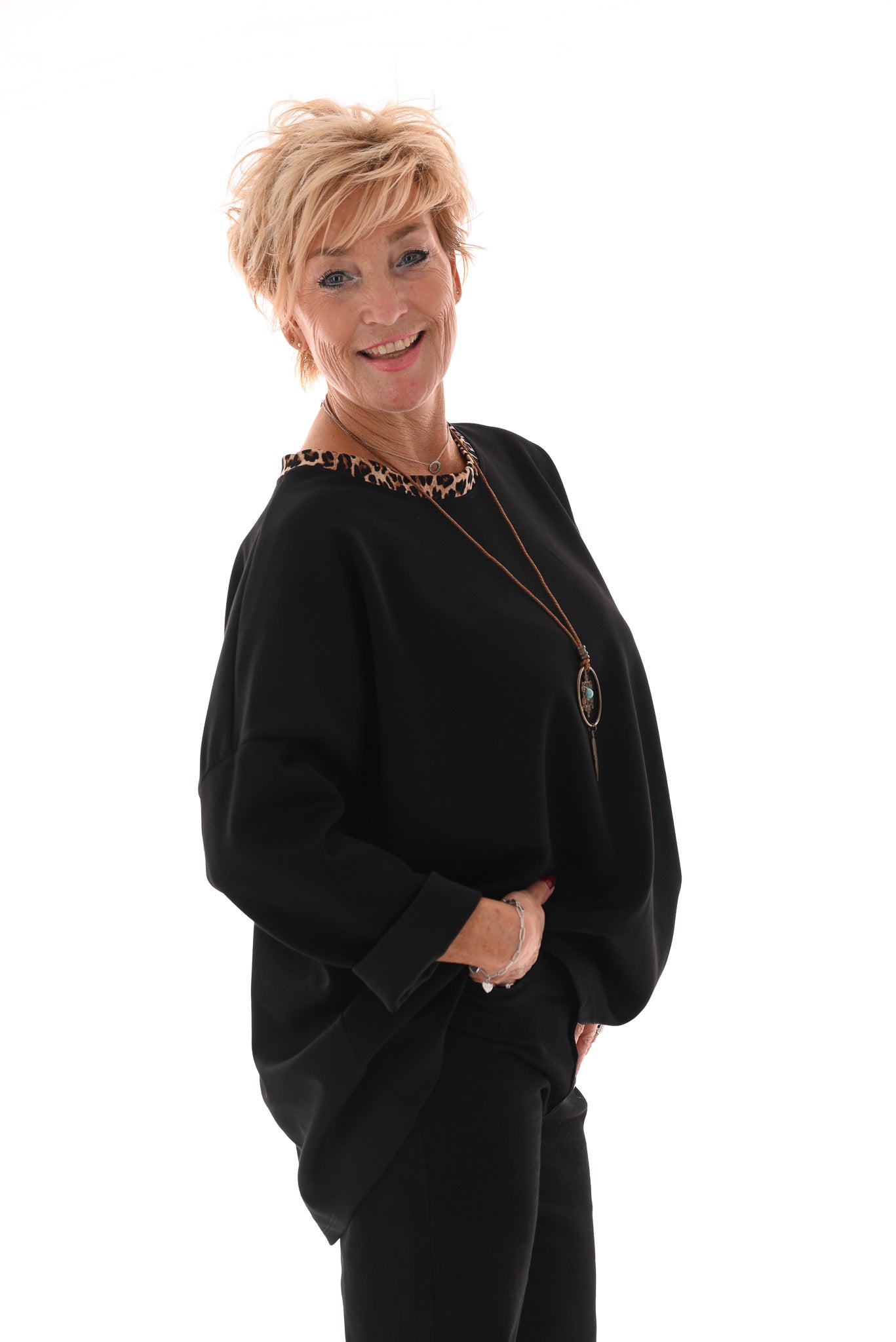 Sweater ronde panterhals met ketting zwart