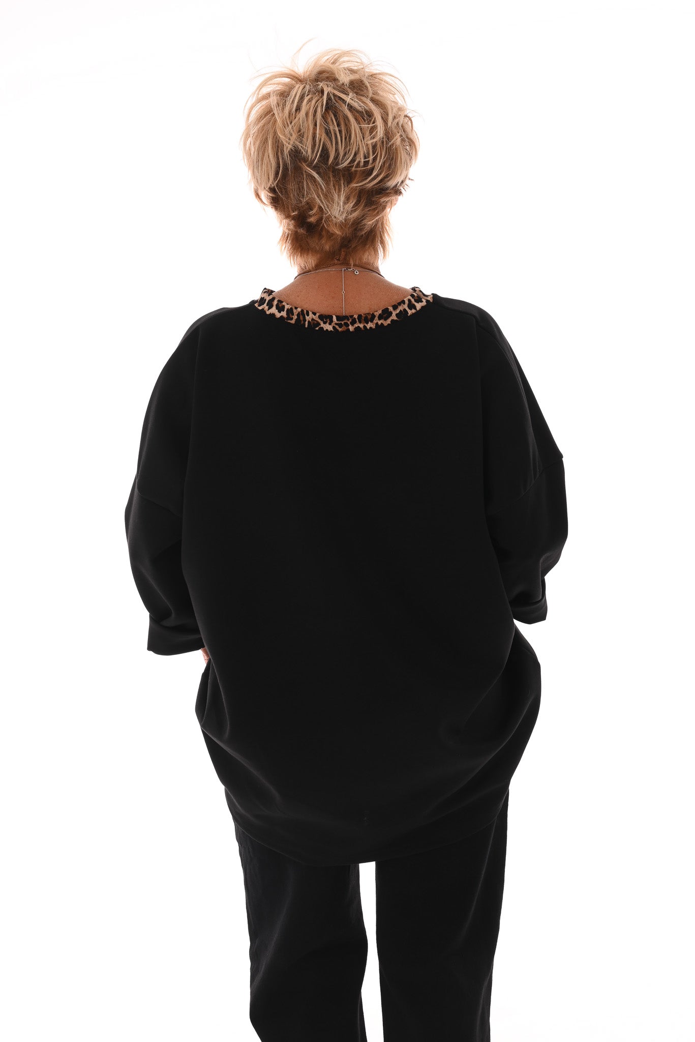 Sweater ronde panterhals met ketting zwart