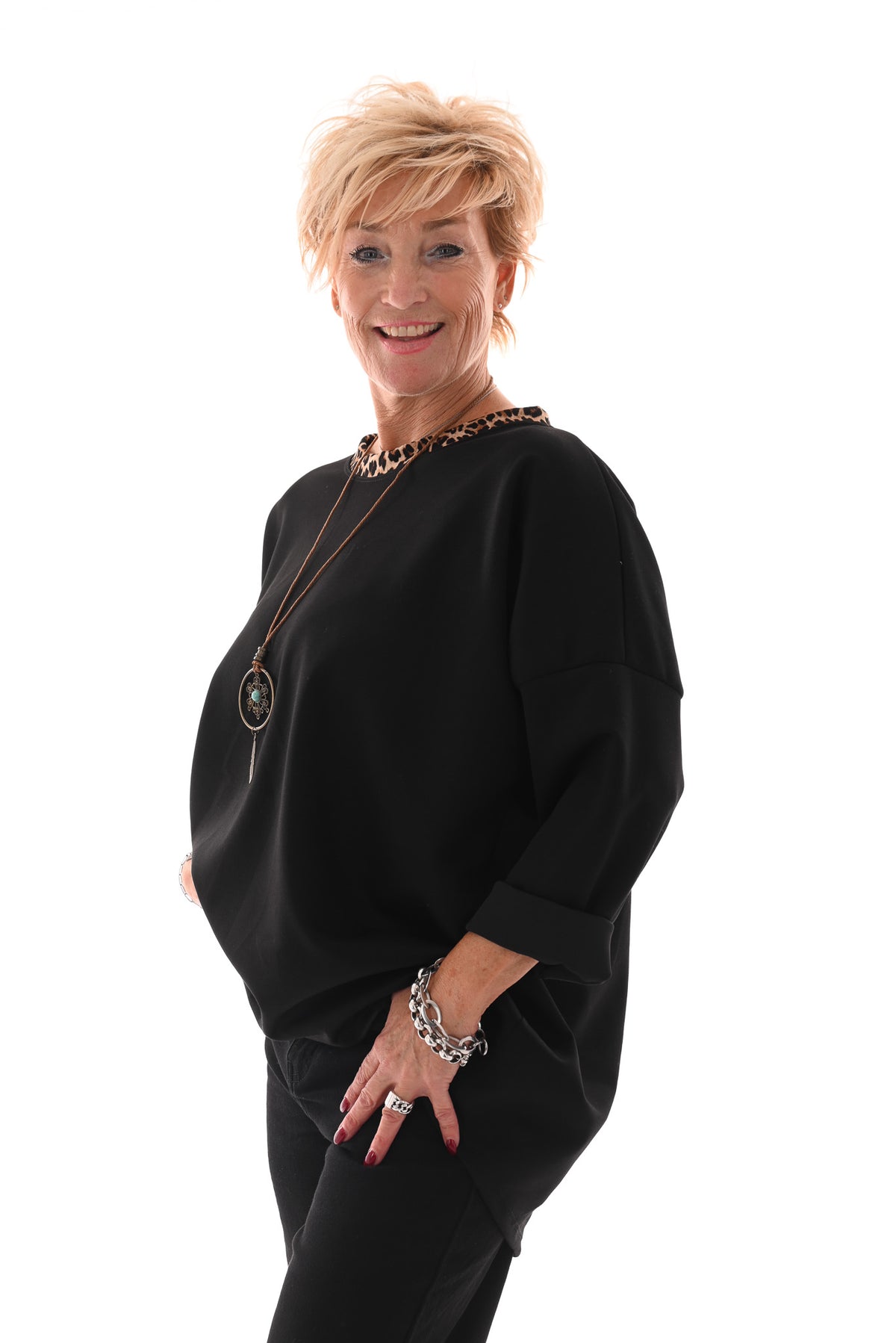 Sweater ronde panterhals met ketting zwart