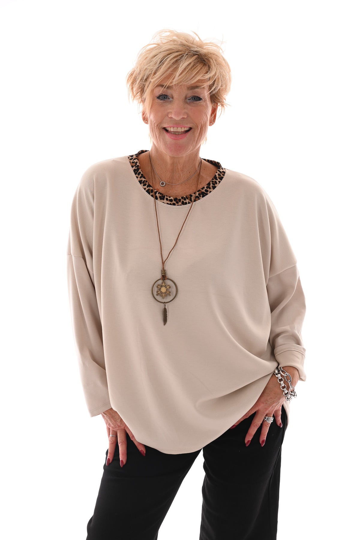 Sweater ronde panterhals met ketting beige