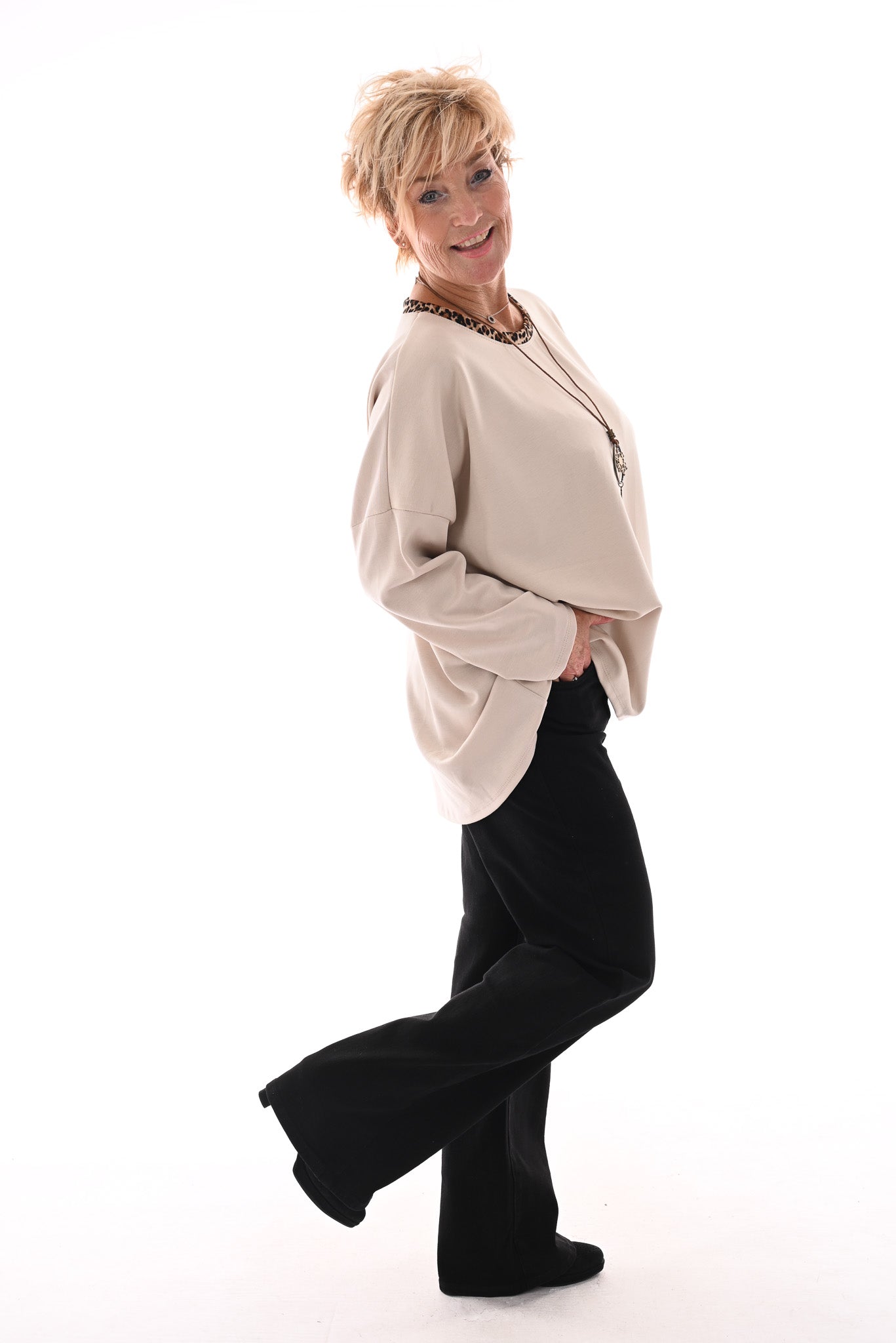 Sweater ronde panterhals met ketting beige