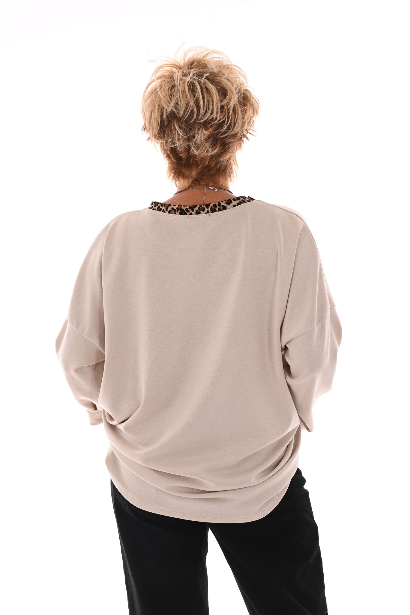 Sweater ronde panterhals met ketting beige