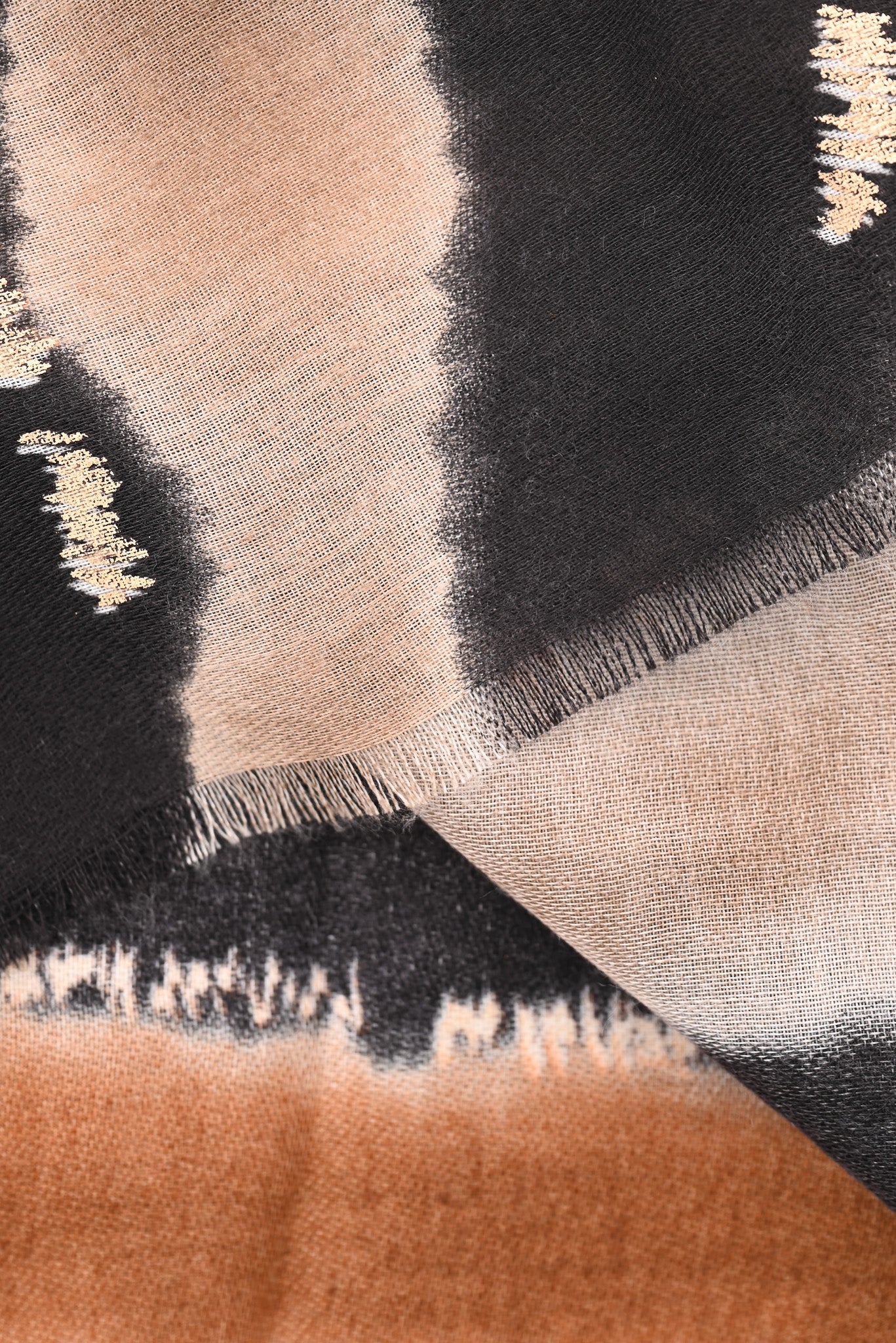 Sjaal lijnen en gouden detail camel