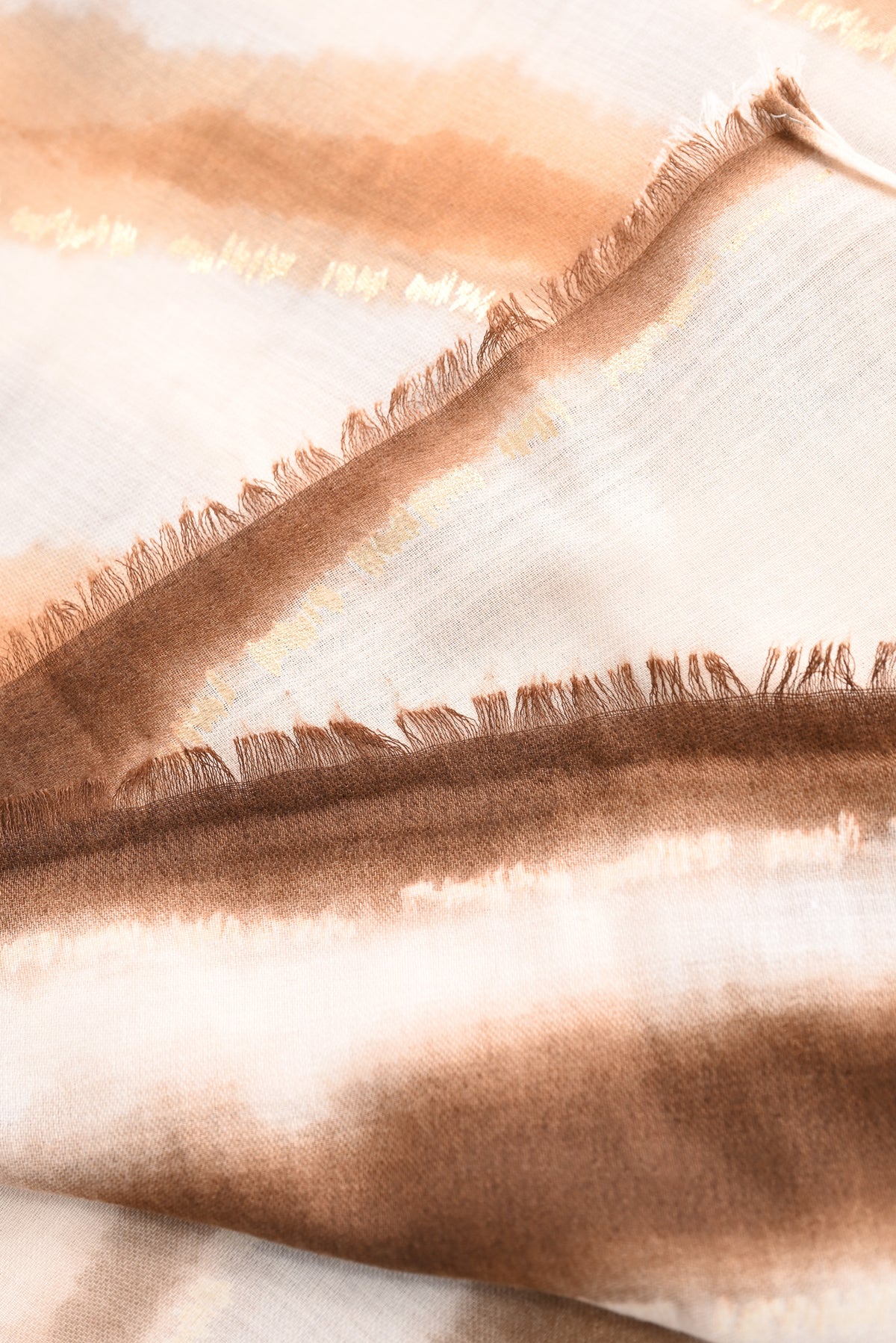 Sjaal lijnen en gouden detail beige