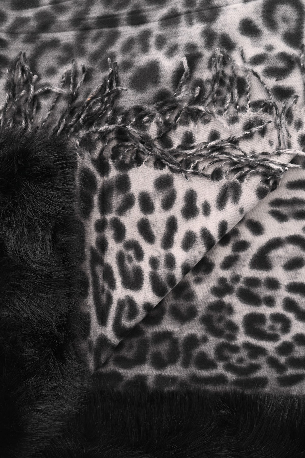 Omslagdoek panterprint met faux fur grijs