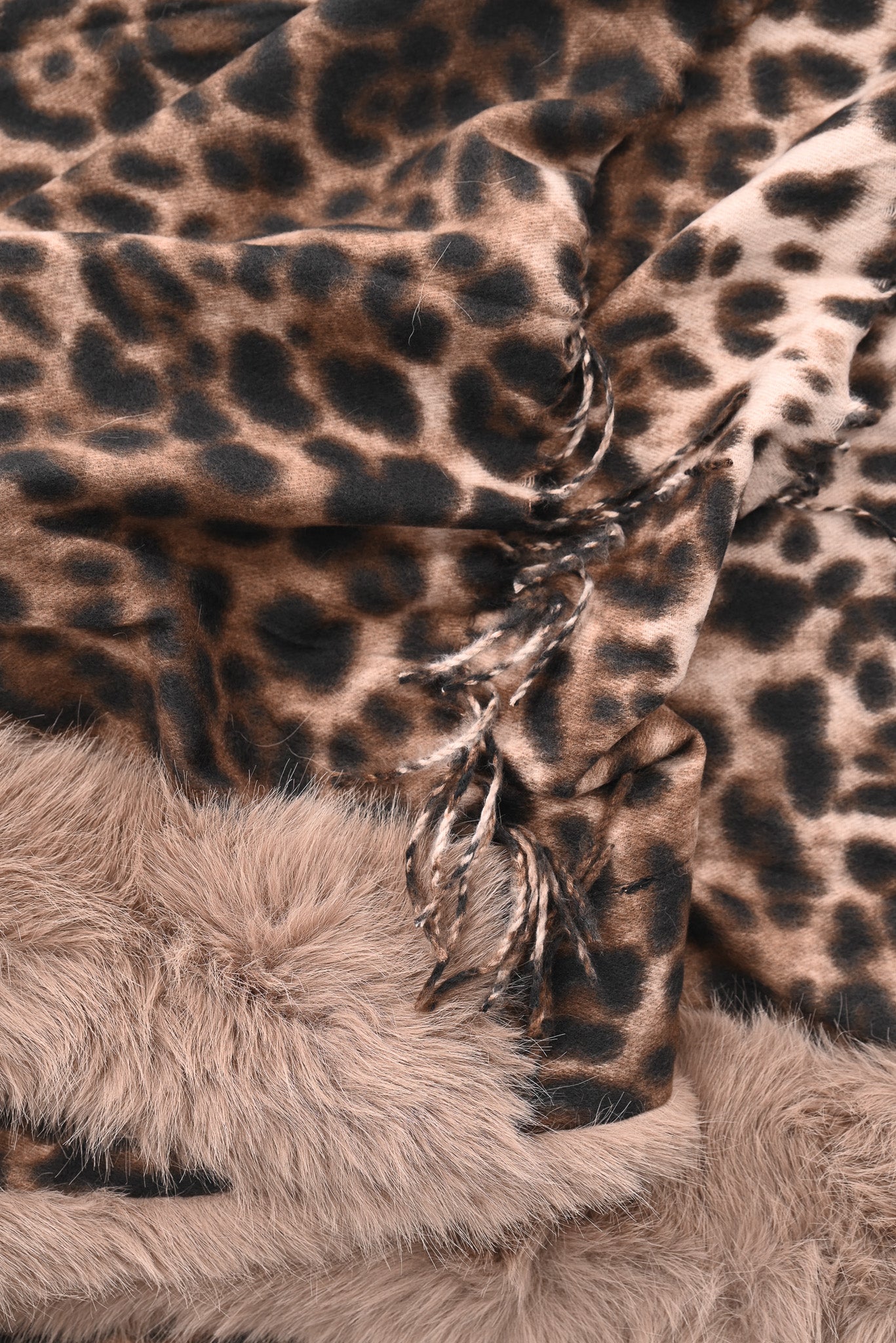 Omslagdoek panterprint met faux fur beige