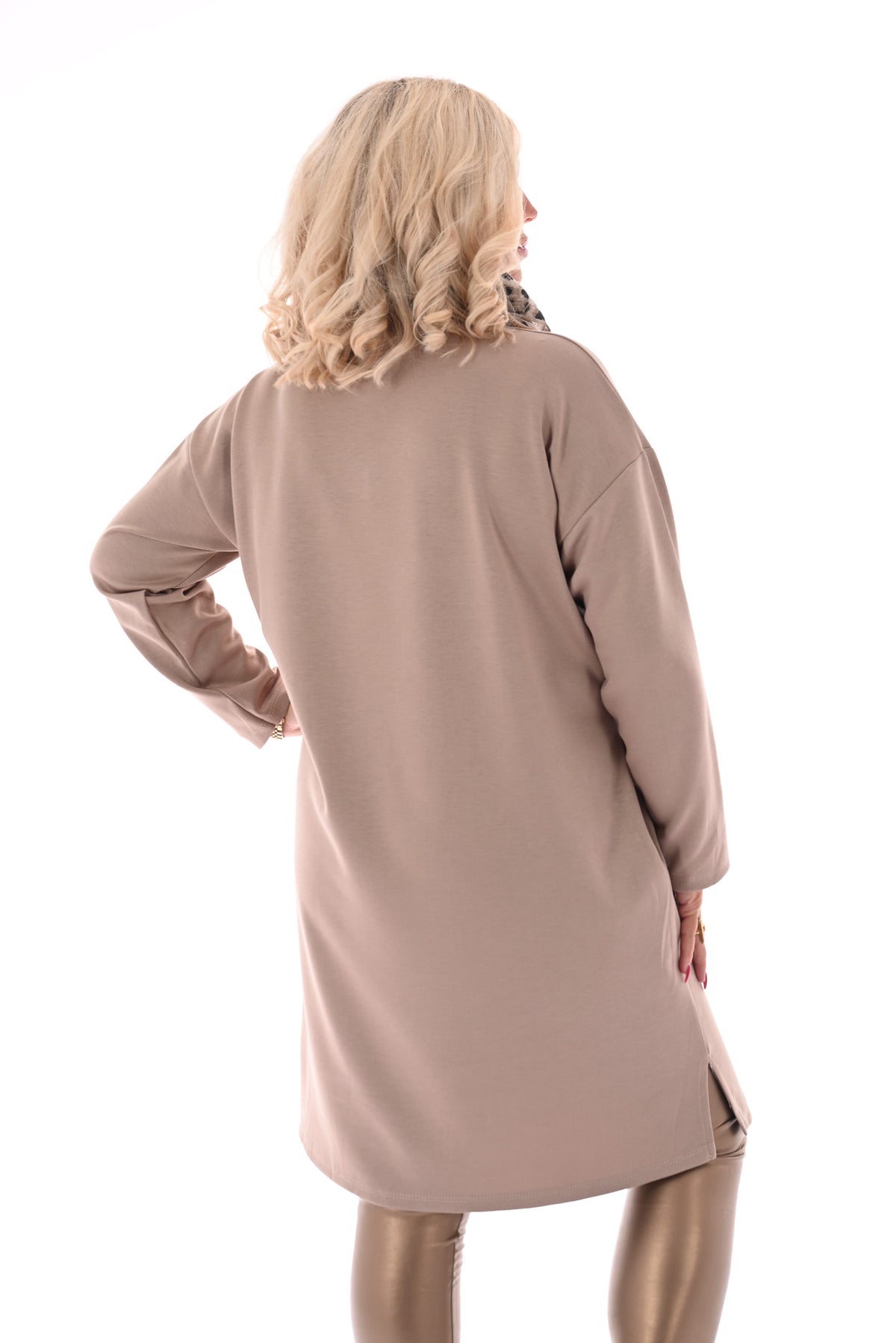 Sweaterdress v-hals applicatie taupe