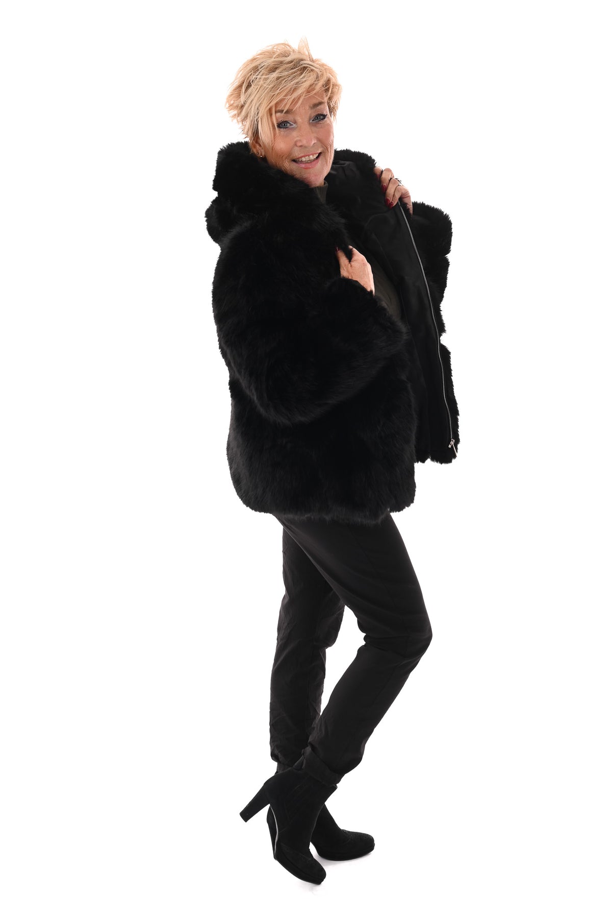 Faux fur jas met capuchon zwart