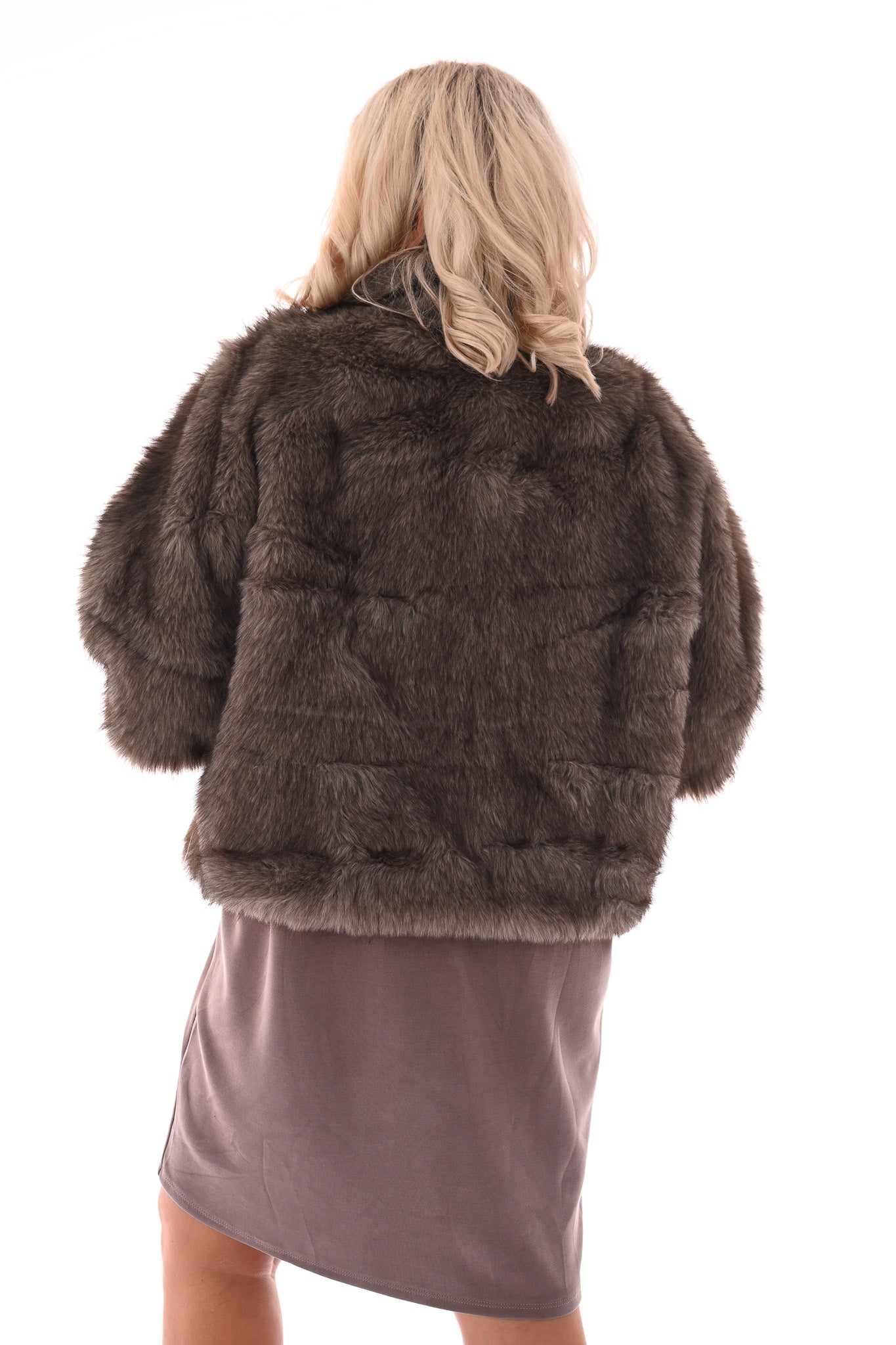 Faux fur jas korte mouwen en opstaande kraag taupe