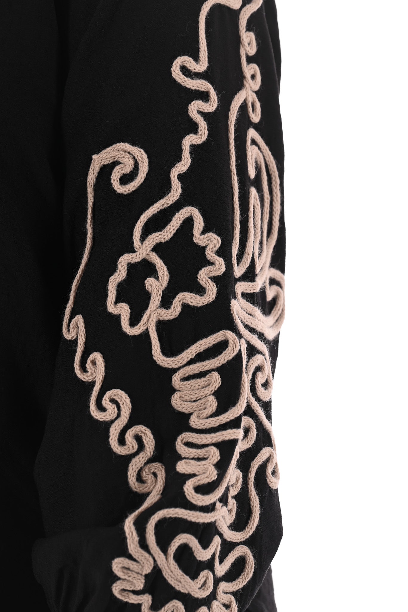 Blouse v-hals borduur op de mouwen zwart