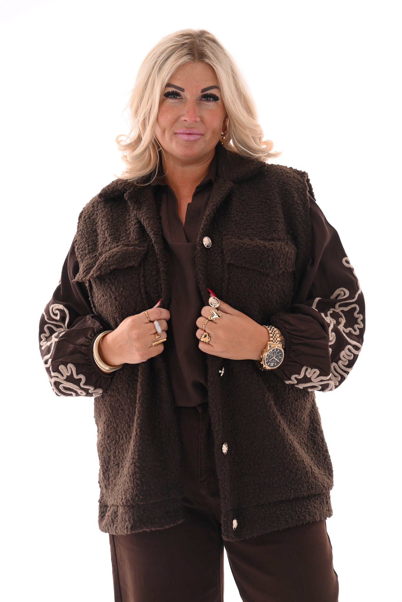 Boucle gilet met knopen en zakken donkerbruin