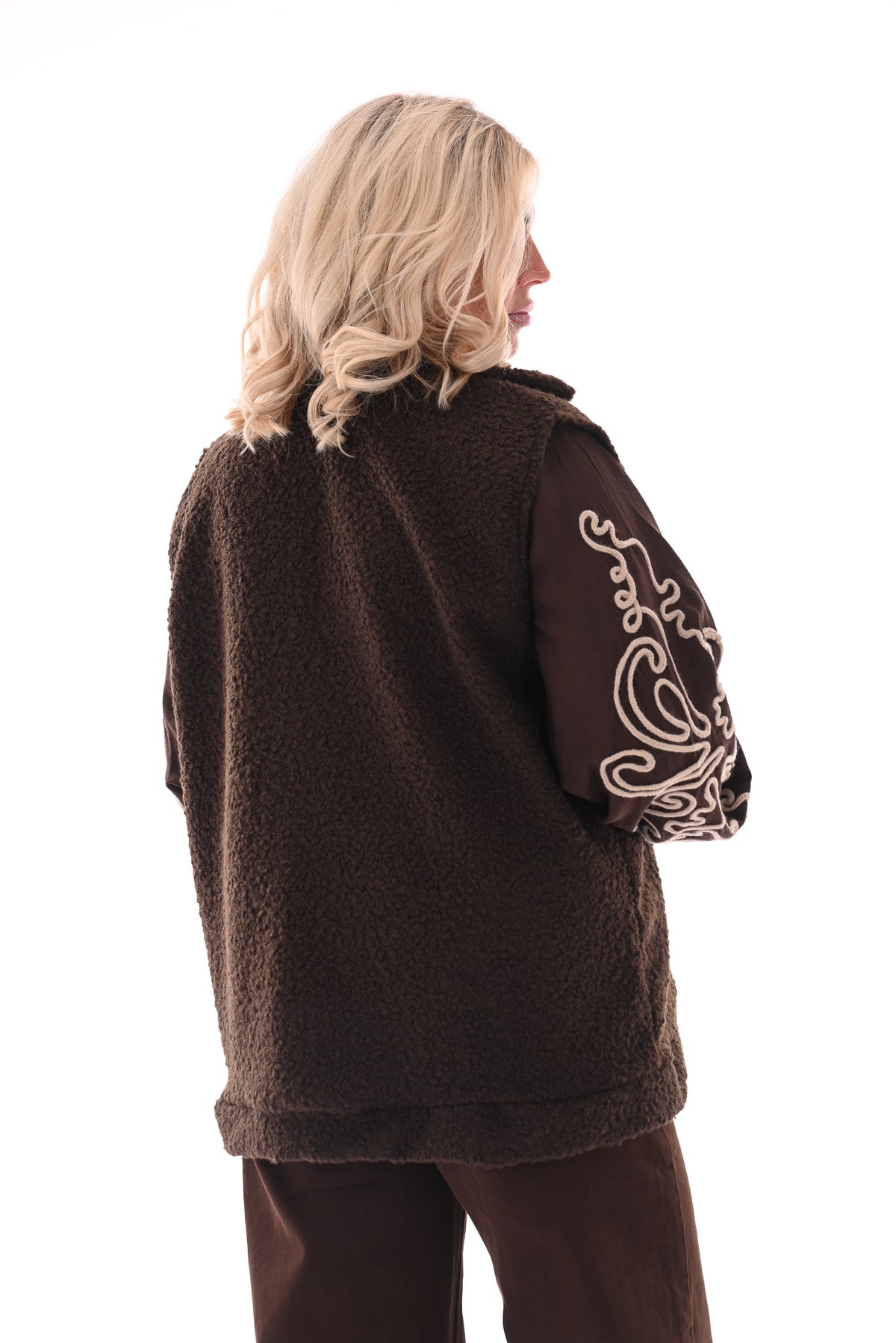 Boucle gilet met knopen en zakken donkerbruin