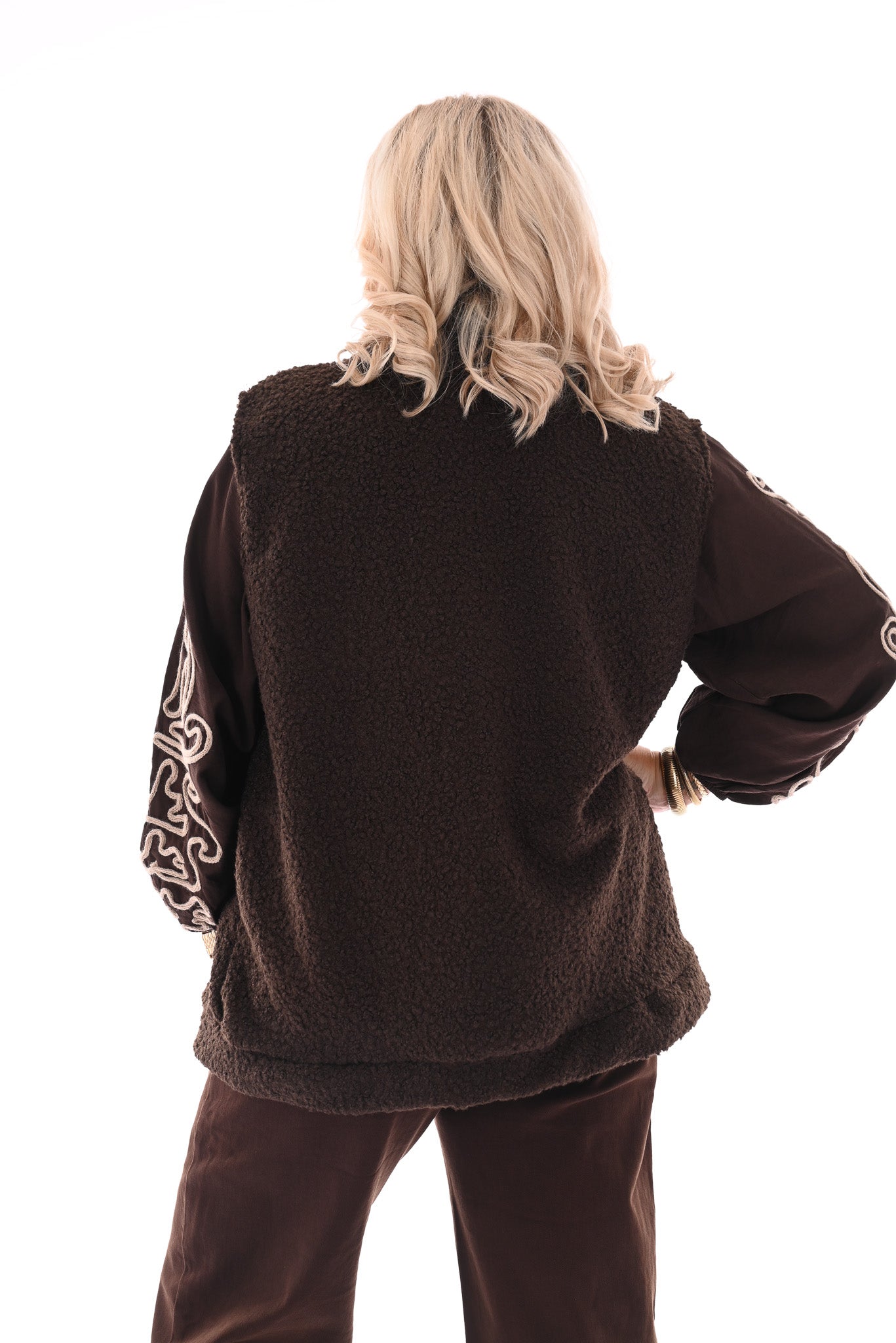 Boucle gilet met knopen en zakken donkerbruin