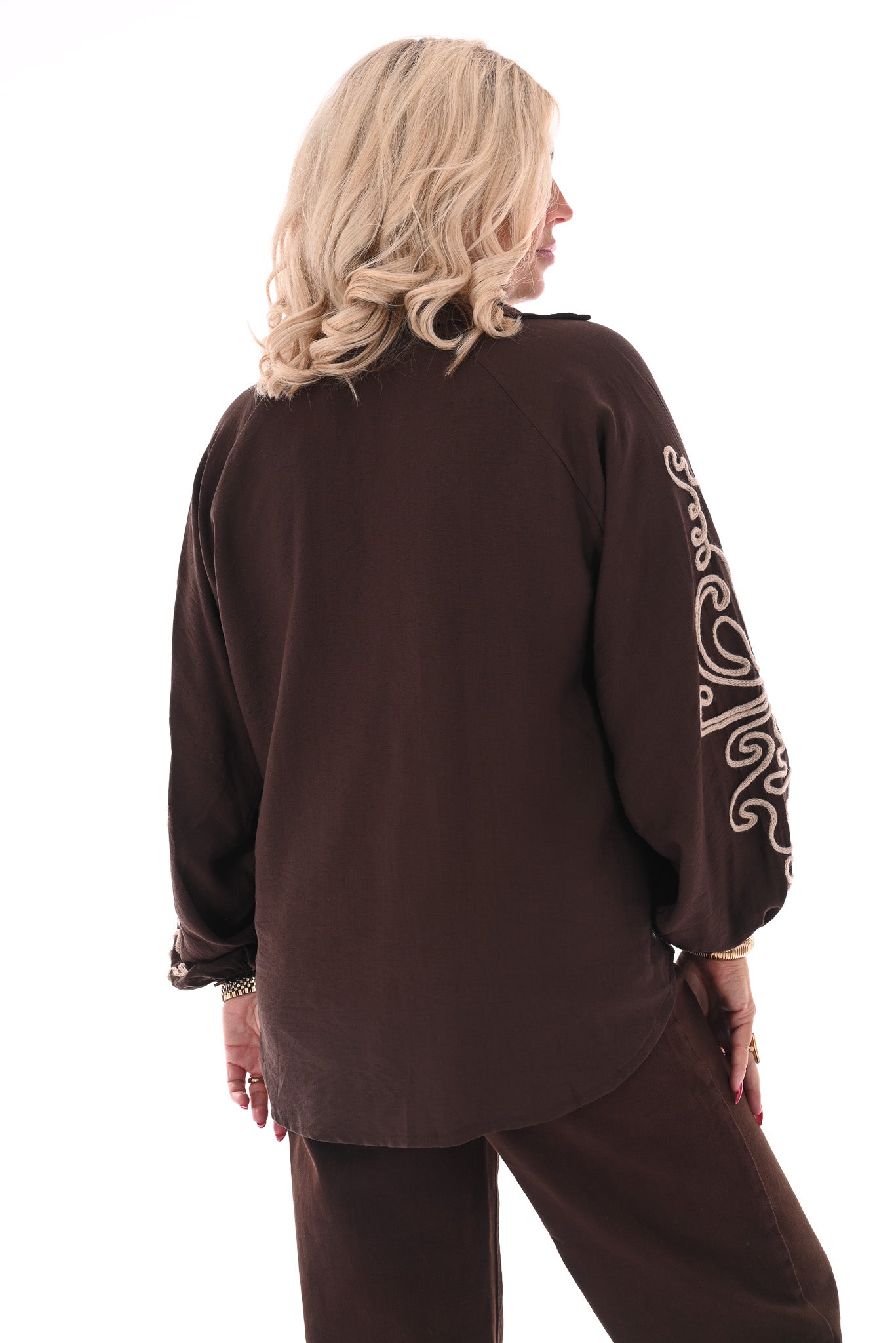 Blouse v-hals borduur op de mouwen bruin