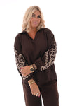 Blouse v-hals borduur op de mouwen bruin