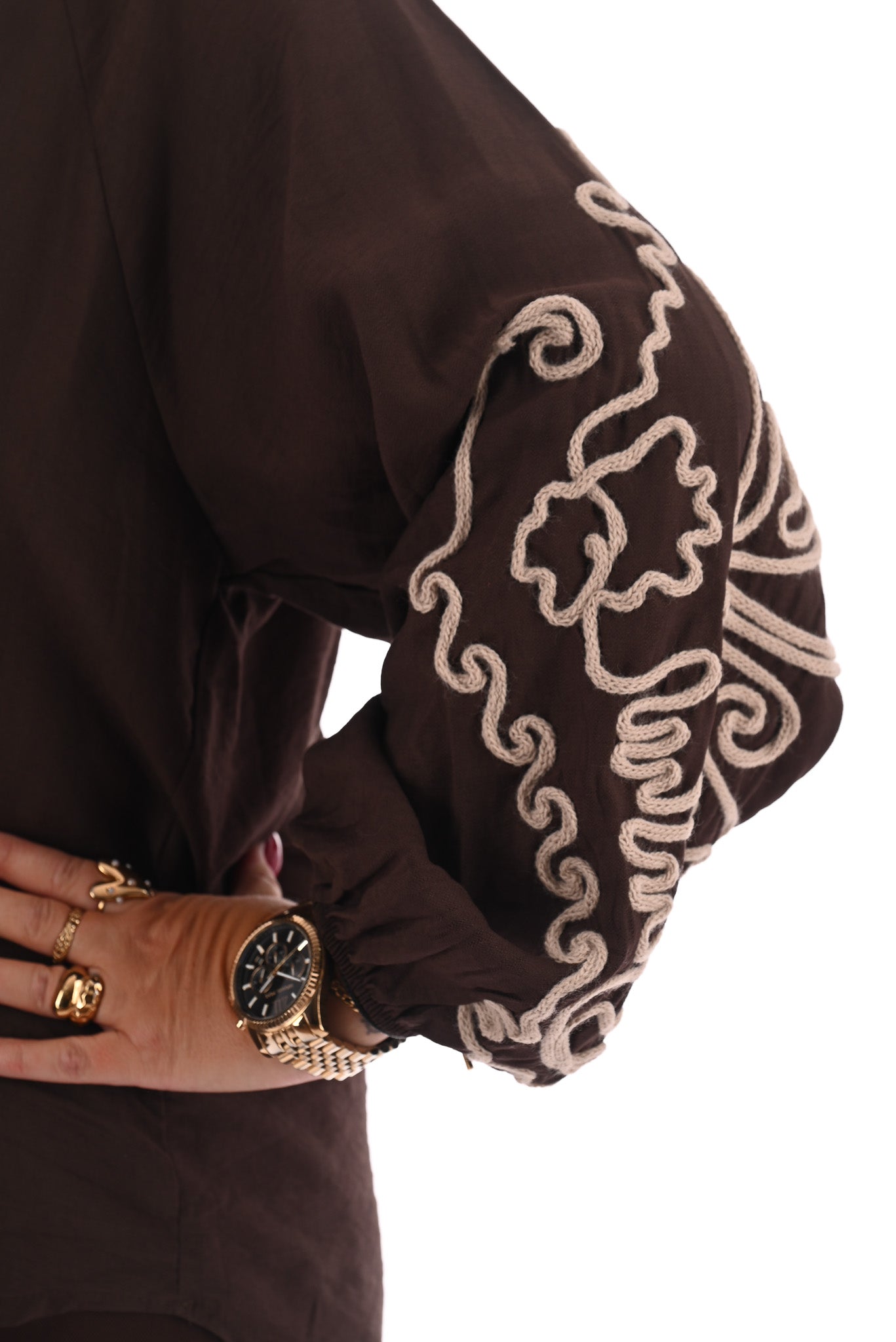 Blouse v-hals borduur op de mouwen bruin