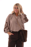 Blouse v-hals borduur op de mouwen taupe