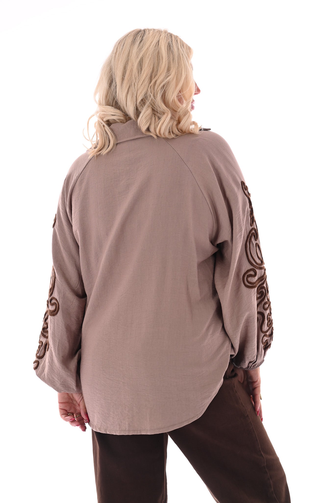 Blouse v-hals borduur op de mouwen taupe