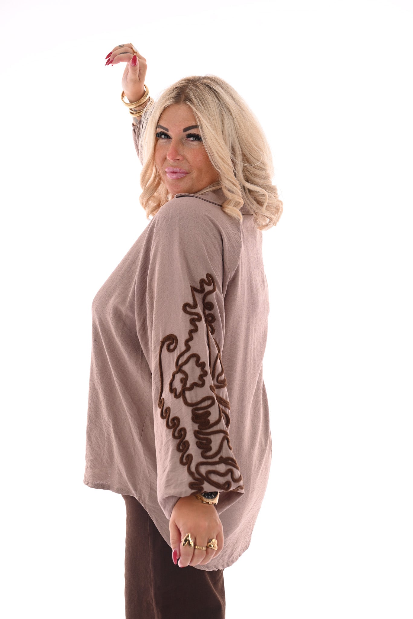 Blouse v-hals borduur op de mouwen taupe