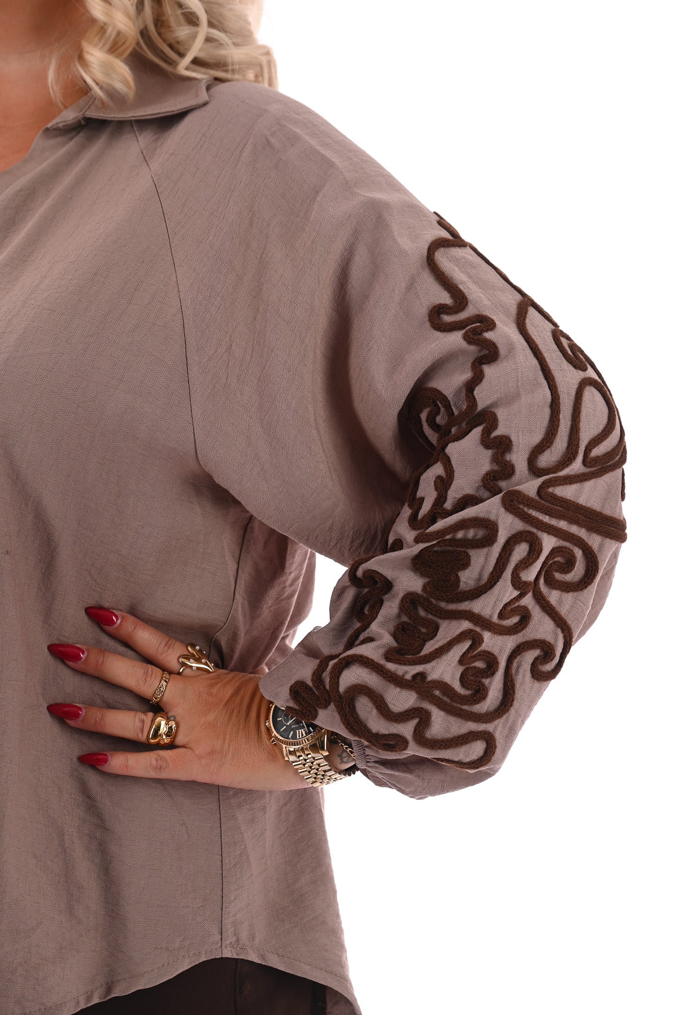 Blouse v-hals borduur op de mouwen taupe