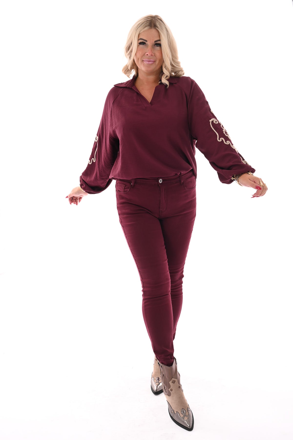 Blouse v-hals borduur op de mouwen bordeaux