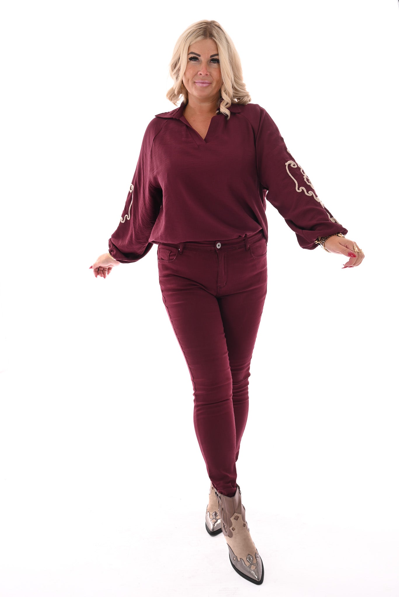Blouse v-hals borduur op de mouwen bordeaux