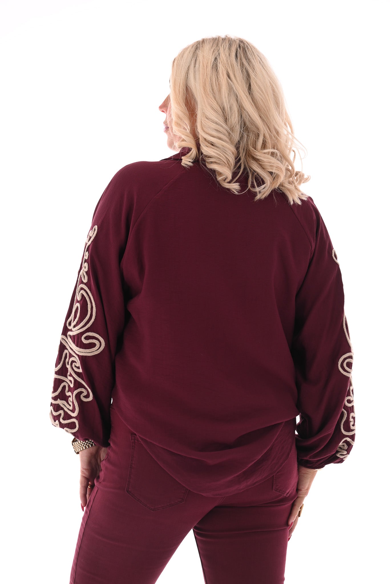 Blouse v-hals borduur op de mouwen bordeaux