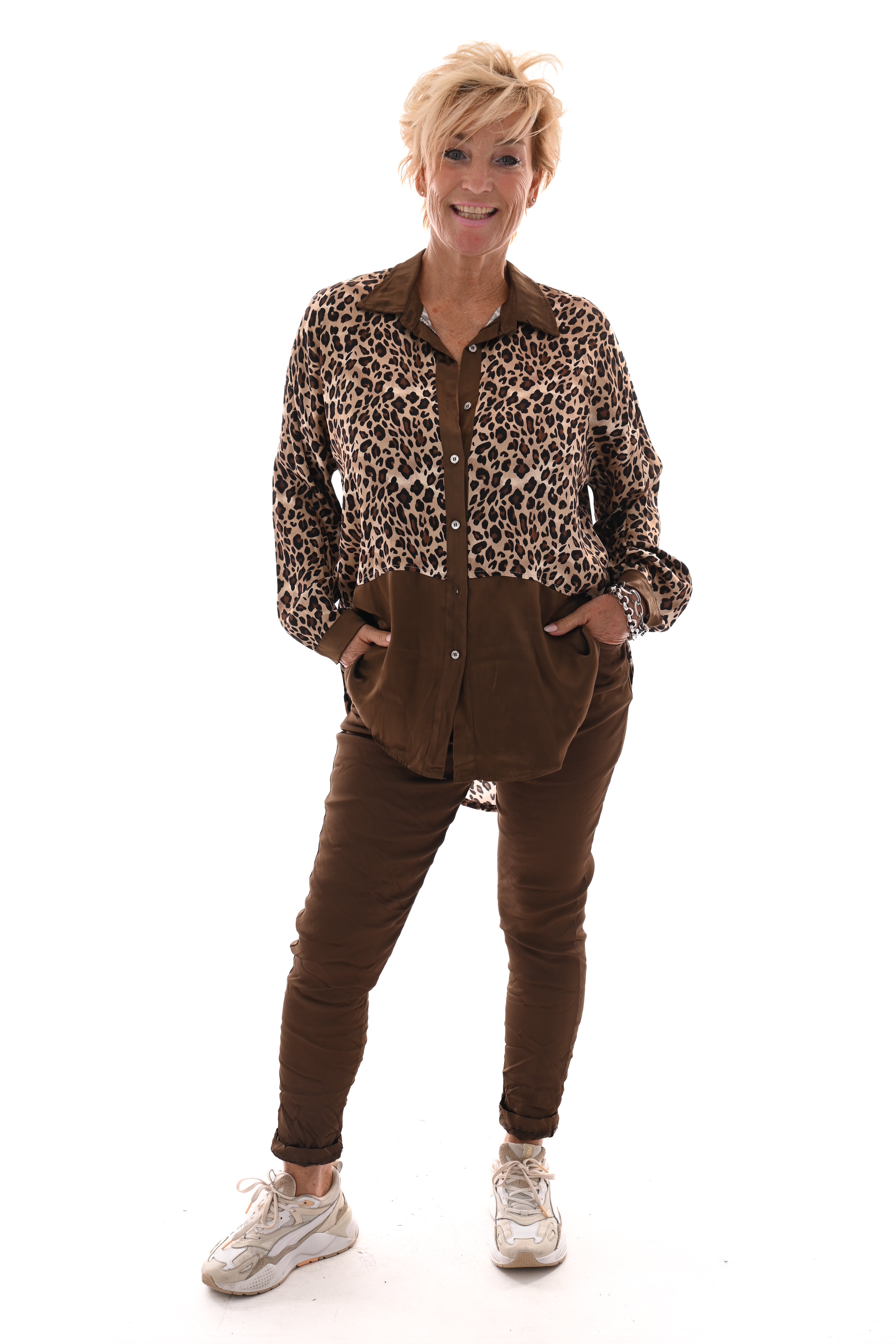 Doorknoop blouse silky panterprint donkerbruin