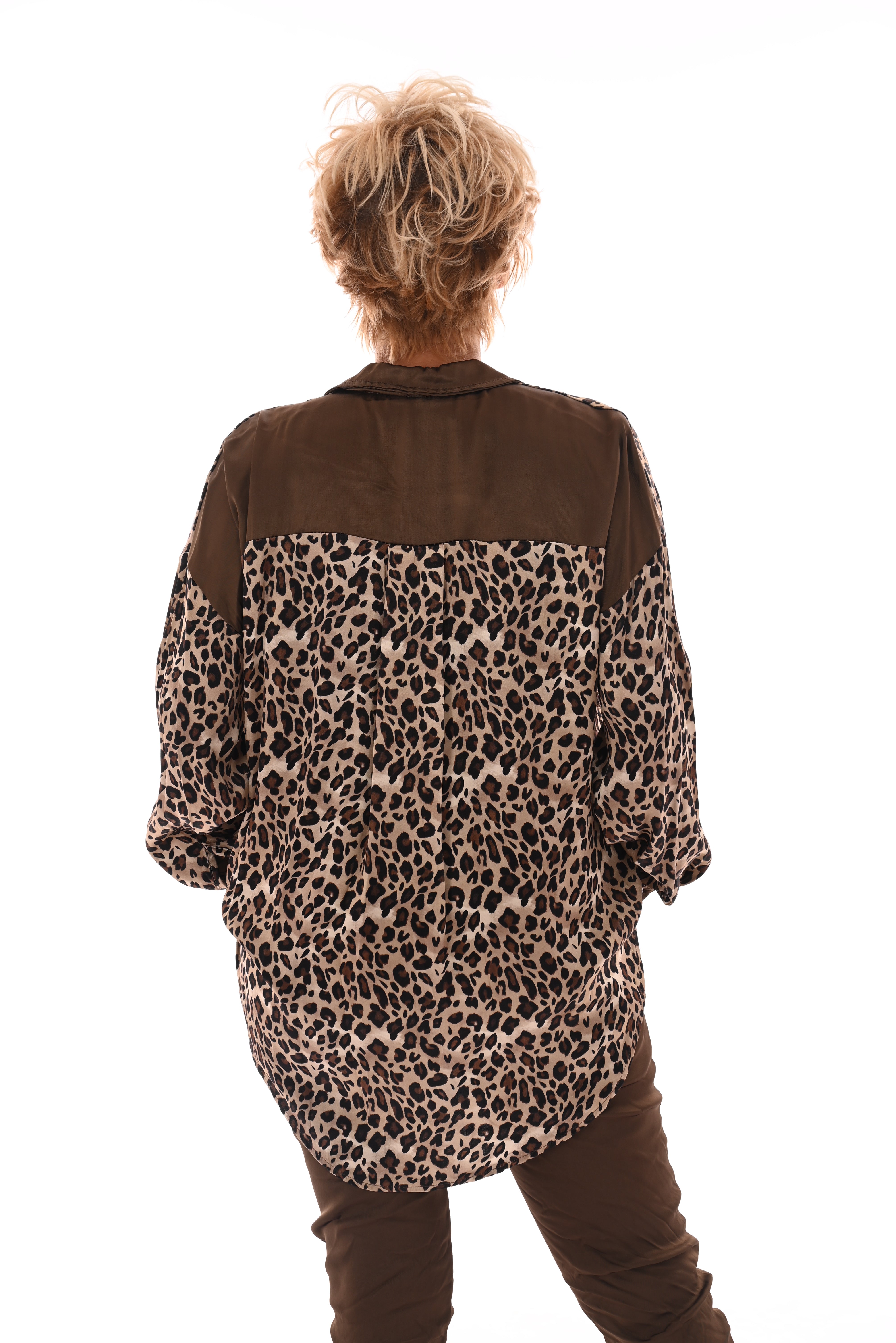 Doorknoop blouse silky panterprint donkerbruin