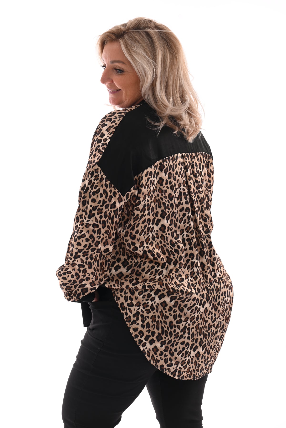 Doorknoop blouse silky panterprint zwart