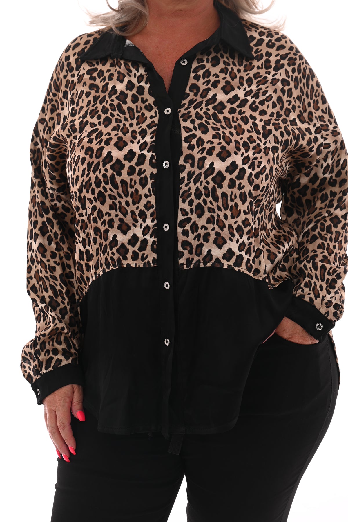 Doorknoop blouse silky panterprint zwart