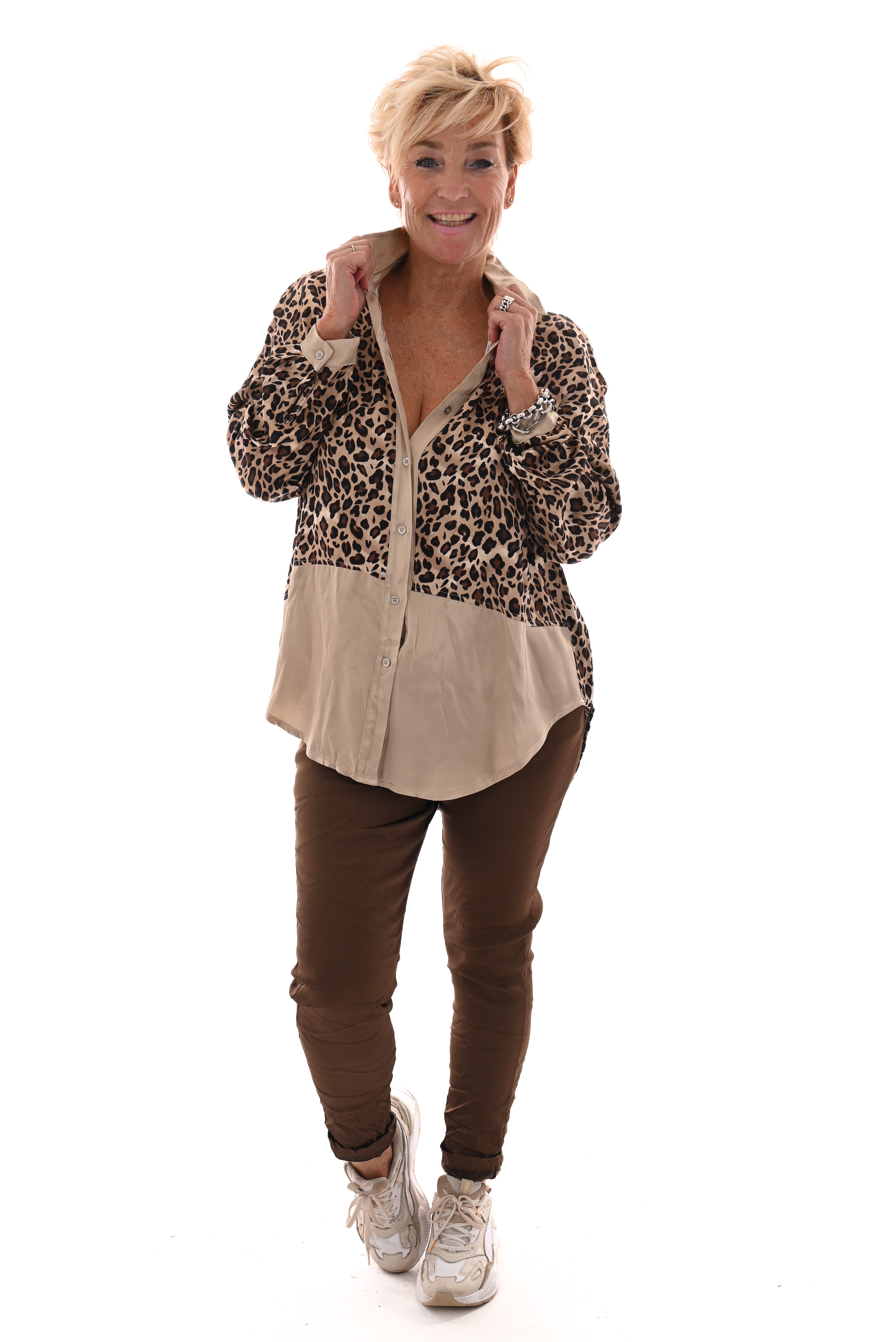 Doorknoop blouse silky panterprint beige