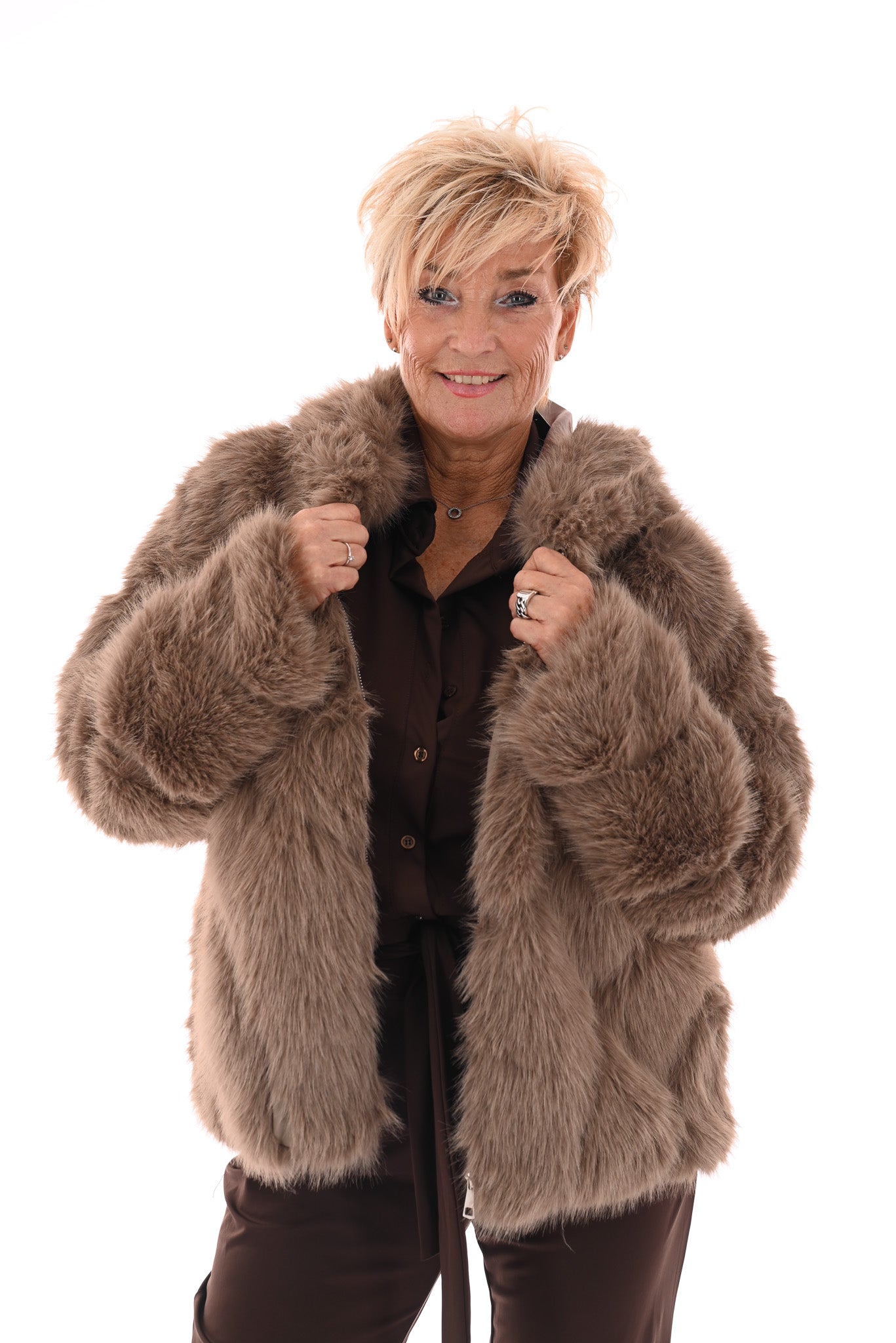 Faux fur jas met capuchon taupe