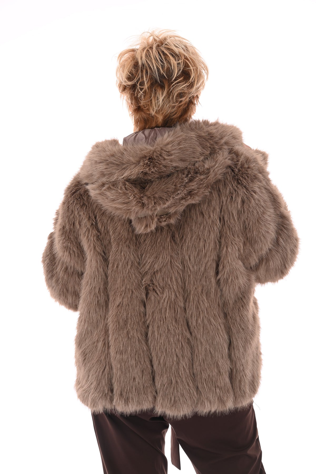 Faux fur jas met capuchon taupe