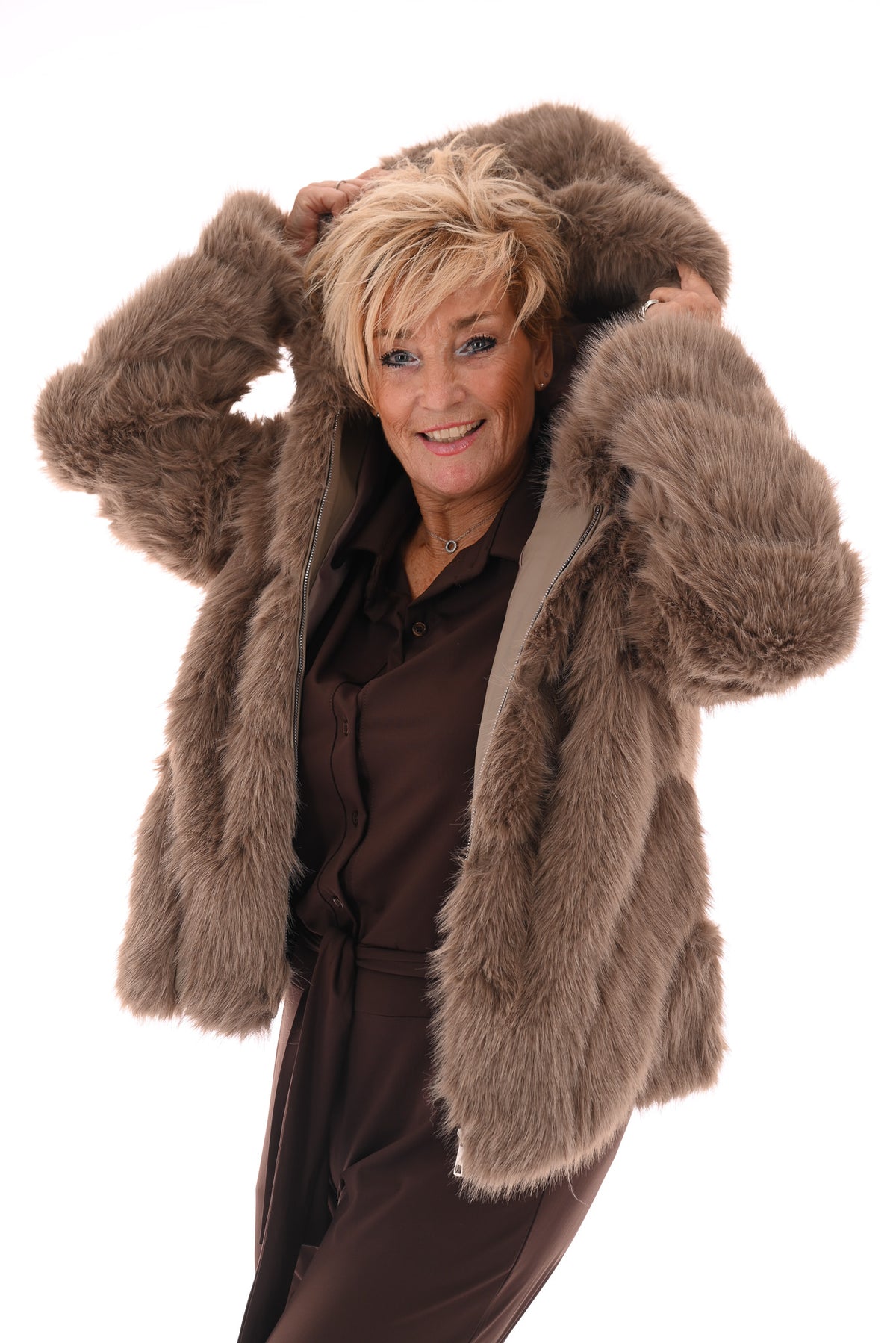 Faux fur jas met capuchon taupe