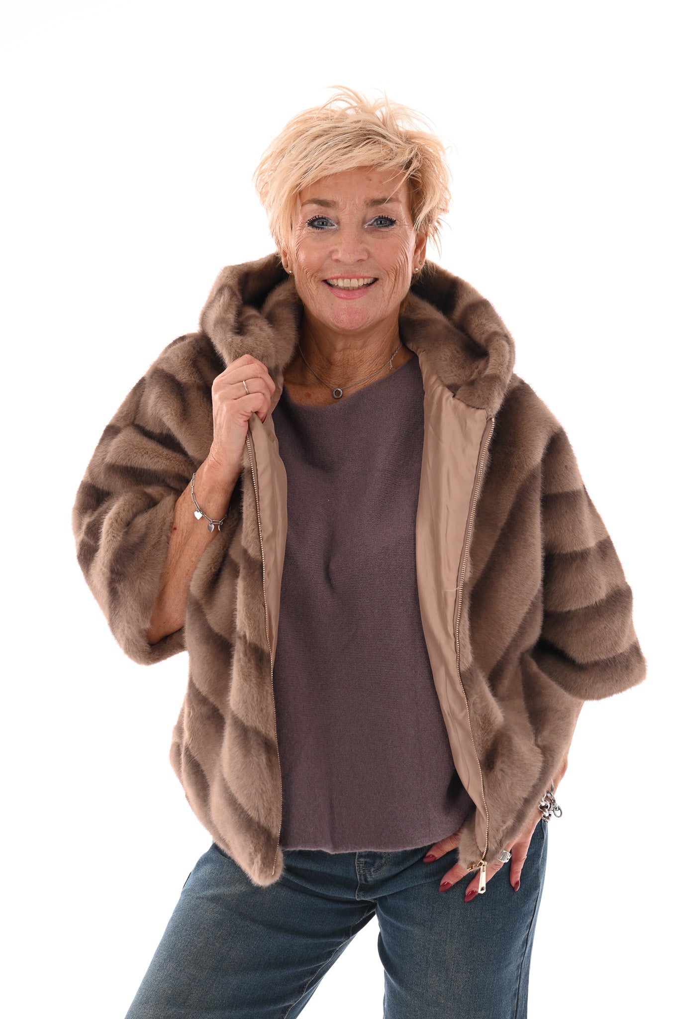 Fijne faux fur met korte mouwen en capuchon beige