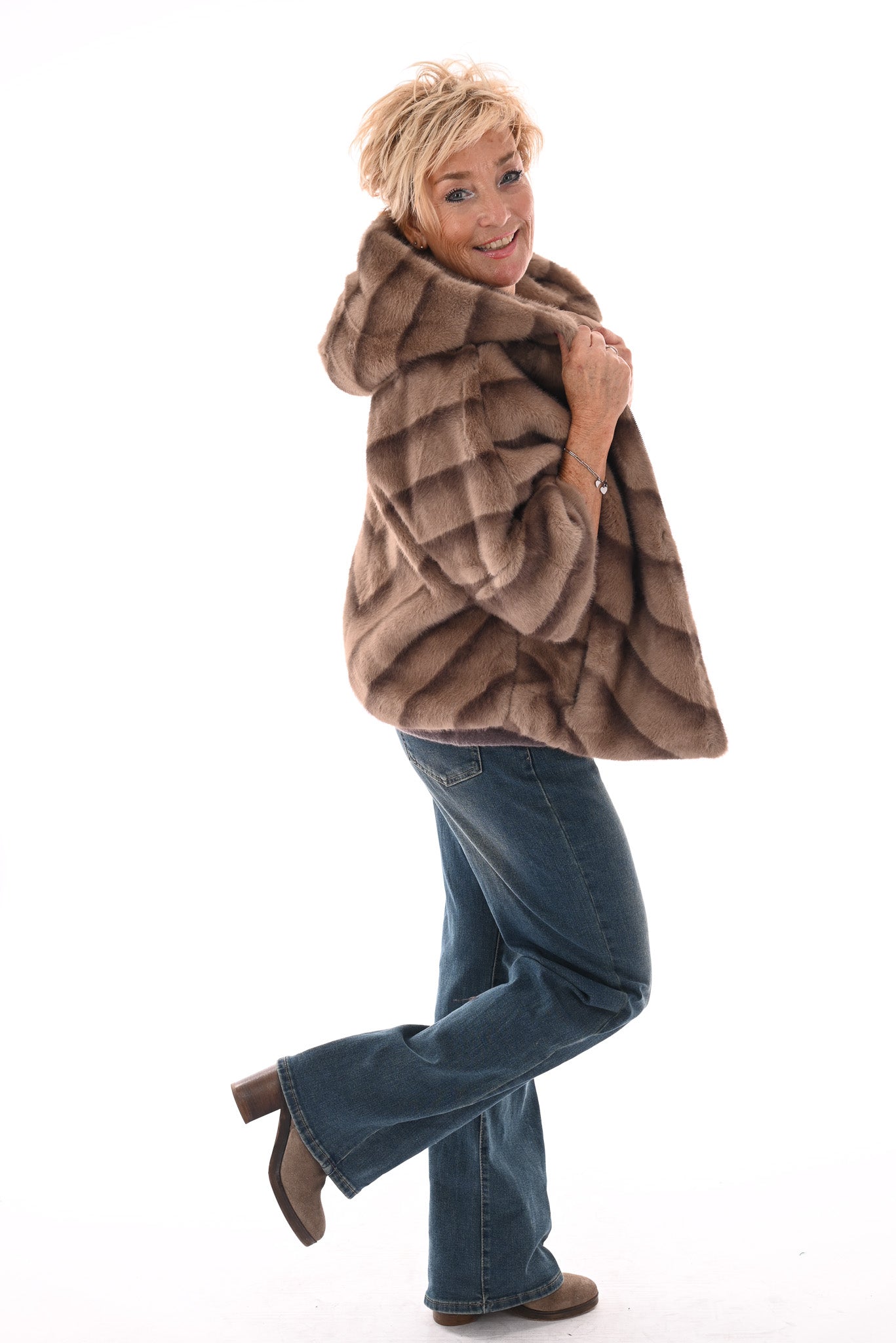 Fijne faux fur met korte mouwen en capuchon beige